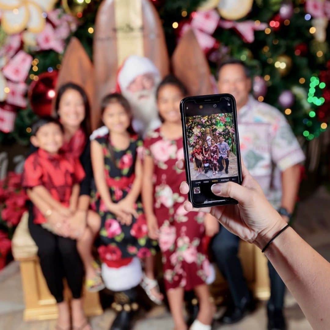ロイヤル・ハワイアン・センターさんのインスタグラム写真 - (ロイヤル・ハワイアン・センターInstagram)「毎週月・水の18時から20時まで、サンタマーティーと無料で写真が撮れますよ！ ・ ・ ・ #ハワイ　#クリスマス#サンタ#サンタクロース#hawaii #waikiki #ワイキキ　#ショッピング #ショッピングモール」12月2日 17時29分 - royalhwnctrjp