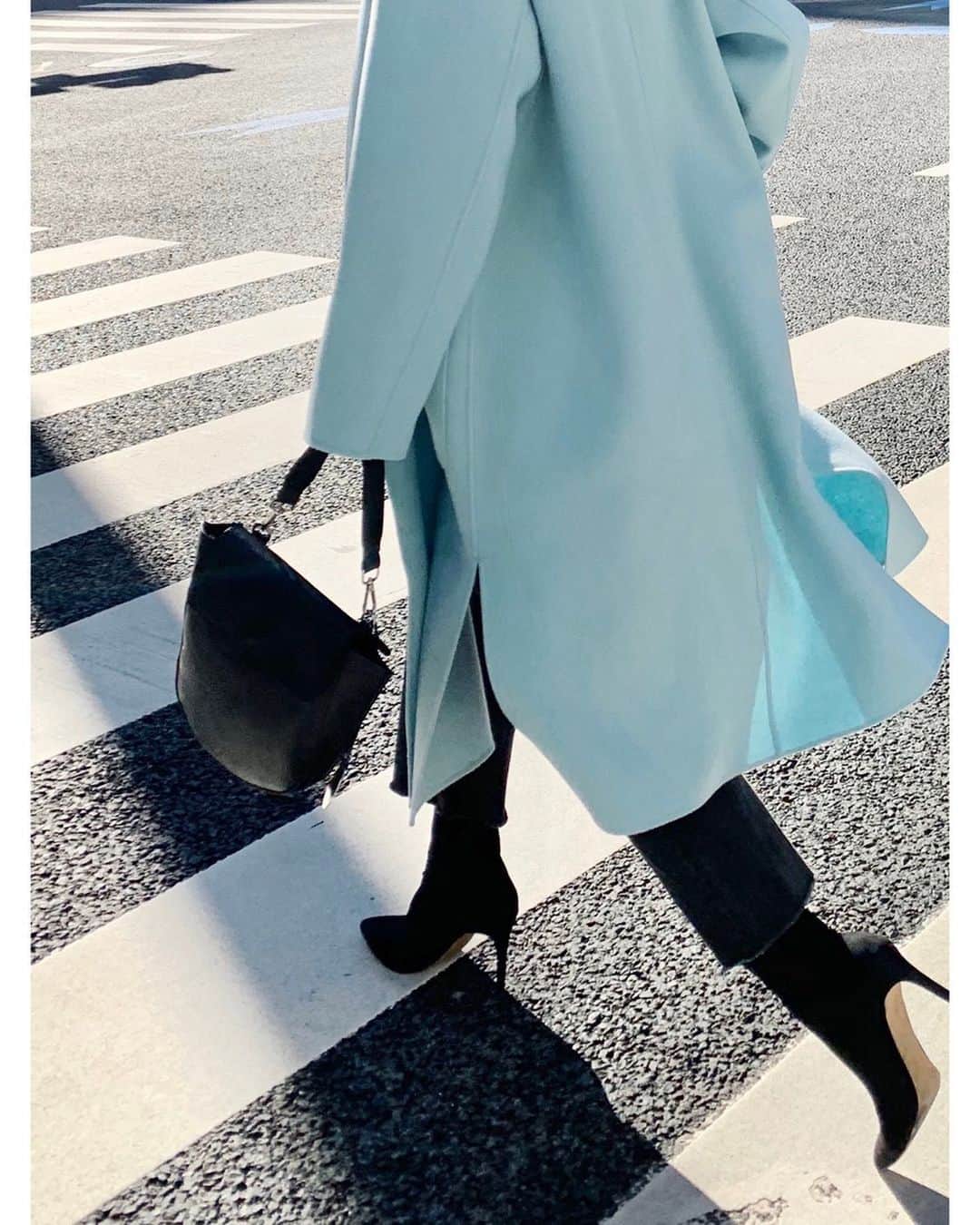 23区さんのインスタグラム写真 - (23区Instagram)「ニュアンスコートで歩くGINZA🚶‍♂️🎄﻿ ﻿ ﻿ ニュアンスブルーのコートは、﻿ パーカーにデニムなどのデイリーカジュアルな﻿ スタイリングにプラスしても合わせやすい❣️﻿ カラーコート初心者の方にもオススメなカラー◎﻿ ﻿ ノーカラーのデザインと裾のスリットで﻿ 軽やかに着こなせる✨﻿ ﻿ ﻿ ﻿ ﻿ ﻿ ﻿ -------------------------------------------------﻿ ﻿ #23KU_DAYS #23区 #23區 #MYSTANDARD23 #GINZA  #Xmas #COLORCOAT #COAT #fashion #style #code #coordinate ﻿ #コート #ノーカラーコート#リバーコート #カラーコート #ブルーコート #グリーンコート #ニュアンスカラー #デニム #デニムコーデ #パンツコーデ #パーカーコーデ #パーカー #パーカー女子　#コーデ #コーディネート #休日の過ごし方 #クリスマスコーデ #クリスマス」12月2日 17時41分 - 23ku_official