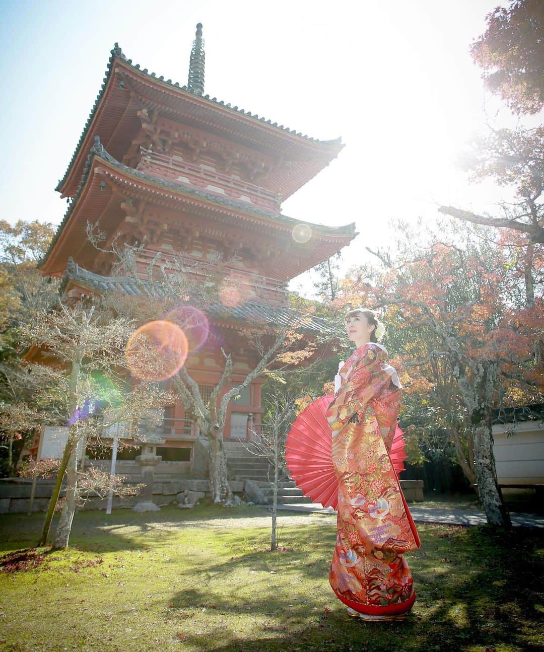 ラヴィ•ファクトリーさんのインスタグラム写真 - (ラヴィ•ファクトリーInstagram)「@laviefactory * 歴史情緒溢れる太山寺での和装フォト* 美しい色彩の色打掛がロケーションにとってもよく映えますね。日本の伝統美を感じながら、心に残る思い出を刻みましょう。 —————— ラヴィファクトリー神戸店: @kobe_laviephotography Photographer:@seikomiyawaki_photo AREA: JAPAN,KOBE,#太山寺 —————— @laviefactoryをフォローして #laviefactory #ラヴィファクトリー のハッシュタグをつけて お写真を投稿してみてくださいね✳︎ . こちらの公式IG（@laviefactory） で取り上げさせていただきます✨ #wedding#weddingphotography #laviefactory #photo#生きる写真#ハートのある写真 #instawedding#結婚写真#ウェディング #ウェディングフォト #撮影指示書#ロケーションフォト #前撮り#プレ花嫁 #結婚準備#写真好きな人と繋がりたい #フォトウェディング#卒花 #おしゃれ花嫁#前撮り#後撮り #ウェディングニュース #紅葉フォト #和装フォト」12月2日 17時41分 - laviefactory
