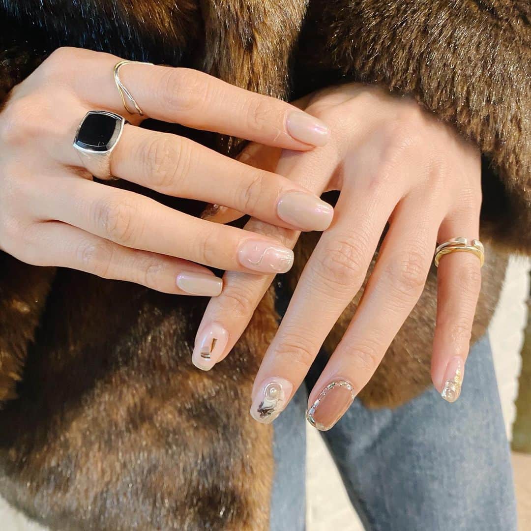 難波礼華さんのインスタグラム写真 - (難波礼華Instagram)「new #nails 💅 やっと変えた〜💕 @___minmix___ お任せ😌 左手はminの定額ネイル 右手はシンプルにしてもらったよ💕 かわゆす💕ありがと🤎💕」12月2日 17時38分 - ayakanamba