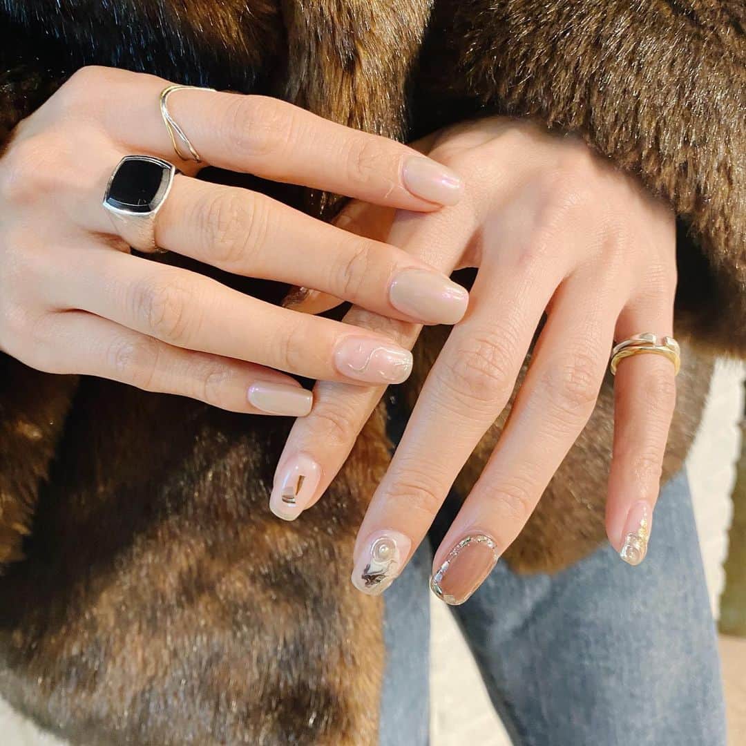 難波礼華のインスタグラム：「new #nails 💅 やっと変えた〜💕 @___minmix___ お任せ😌 左手はminの定額ネイル 右手はシンプルにしてもらったよ💕 かわゆす💕ありがと🤎💕」