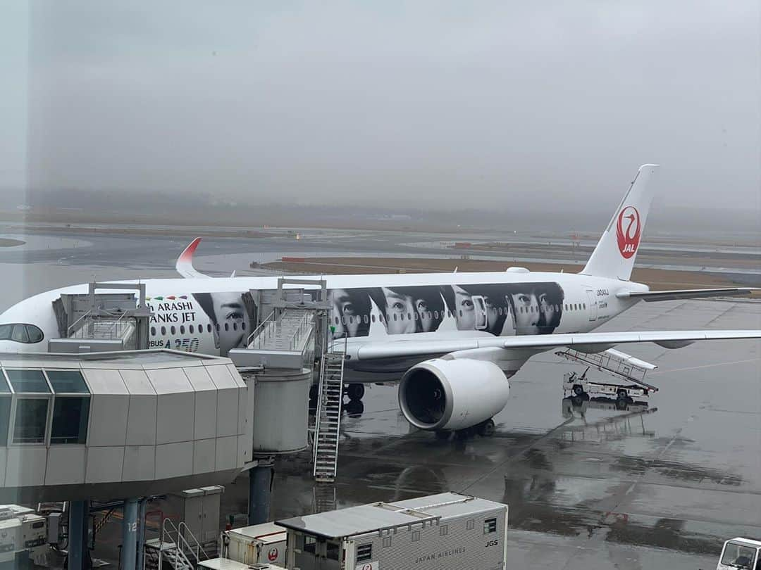 山本大希のインスタグラム：「‪本日、この飛行機に搭乗しました！１枚目が現在の5人で２枚目が9年前の5人です。‬ ‪これから大急ぎで編集をして本日中に必ずYouTube動画アップします！‬ ‪#arashi #嵐 #嵐ジェット #嵐jet #a350 #jal #japanairlines #日本航空 #20thanniversary #20tharashithanksjet #arashi20thanniversary」