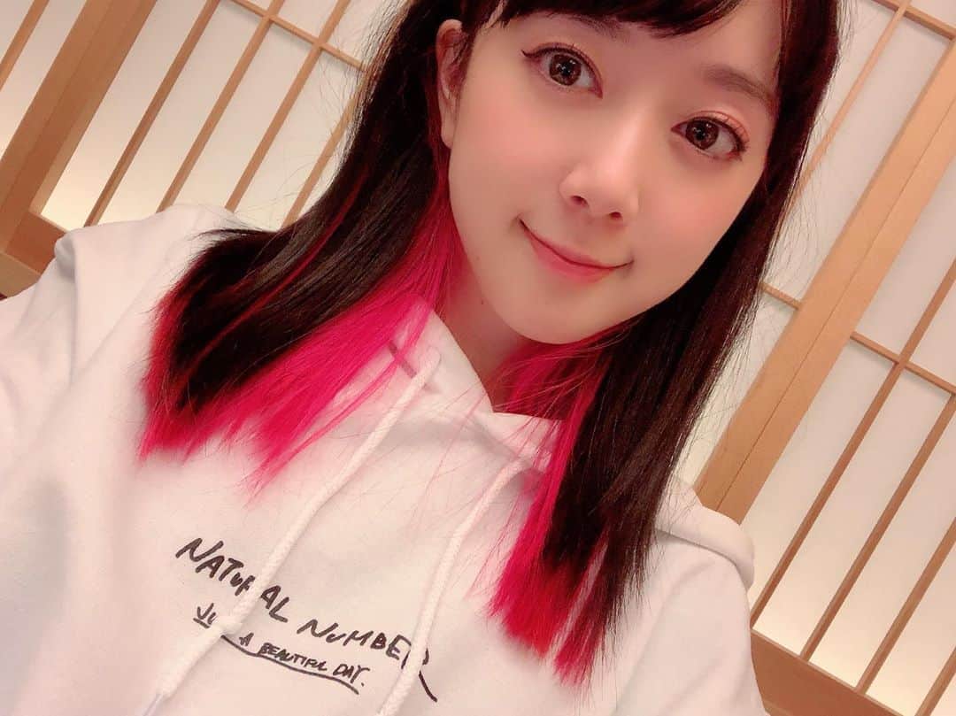 のインスタグラム：「白にピンクが映えますな。」