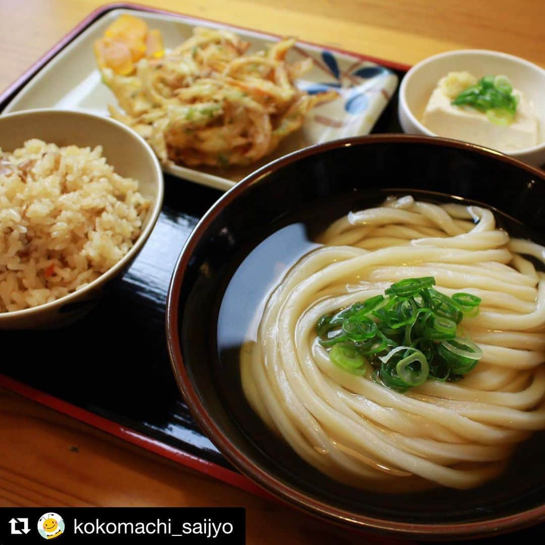 西条市さんのインスタグラム写真 - (西条市Instagram)「うどん×炊き込みご飯﻿ ﻿ これが好きな人、﻿ 少なくないはず。﻿ ﻿ あったまろ～☺﻿ ﻿ #さくら製麺所﻿ #西条市ランチ #西条市うどん #西条市グルメ #愛媛ランチ #愛媛うどん #愛媛グルメ  #うどん定食 #グルメ好き #グルメ巡り #グルメ #グルメ好きな人と繋がりたい #グルメ部 #讃岐うどん﻿ ﻿ ﻿ ﻿ Repost @kokomachi_saijyo with @get_repost﻿ ﻿ ・・・﻿ ﻿ 夜はだんだんと冷え込むことが多くなってきました。﻿ ﻿ あったかいものが食べたい！﻿ と、いうことで、今日はこちらをご紹介💁‍♀️﻿ ﻿ #さくら製麺所 さんの #夜定食﻿ 17時〜20時30分で数量も限定﻿ ﻿ 【夜定食】写真は﻿ かけうどん＋炊き込みご飯＋お好きな天ぷら＋豆腐＋漬物﻿ このボリュームで530円から👍﻿ ﻿ ○お好きなうどんに＋250円で﻿ 「炊き込みご飯定食」﻿ ○お好きなうどんに＋350円で﻿ 「いなり定食」﻿ にも。﻿ ﻿ 厳選小麦を使用した手打ち麺﻿ いりこ・カツオ・こんぶ・数種類の削り節で﻿ 手間ひまかけてとった絶妙なダシをぜひ味わって﻿ ﻿ ▼▼﻿ さくら製麺所﻿ 住:西条市朔日市280-4 アクアタウン内﻿ 電:0897-53-6010﻿ 営:11時〜15時（14時30分LO）／17時〜21時（20時30分LO）﻿ 休:月曜（祝日の場合、翌日火曜が休み）﻿ 席:40人﻿ P:50台﻿ ﻿ #ここまち西条 #西条市 #西条グルメ #手打ちうどん #うどん﻿」12月2日 17時43分 - lovesaijo