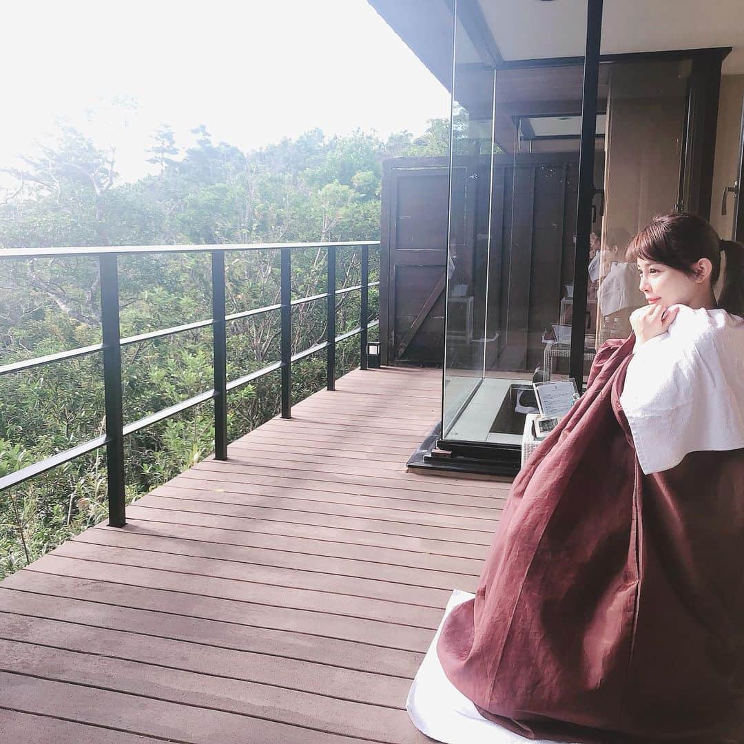 美馬怜子のインスタグラム：「森林浴をしながら、ヒーリングチェアに座ってたくさん汗をかきました😄💦 . 寒くなってきて汗をかくことが少なくなってきたから、こういう時間大切❤️ . #スパ #ヒーリングチェア #美容好き #spa #ritzcarlton」