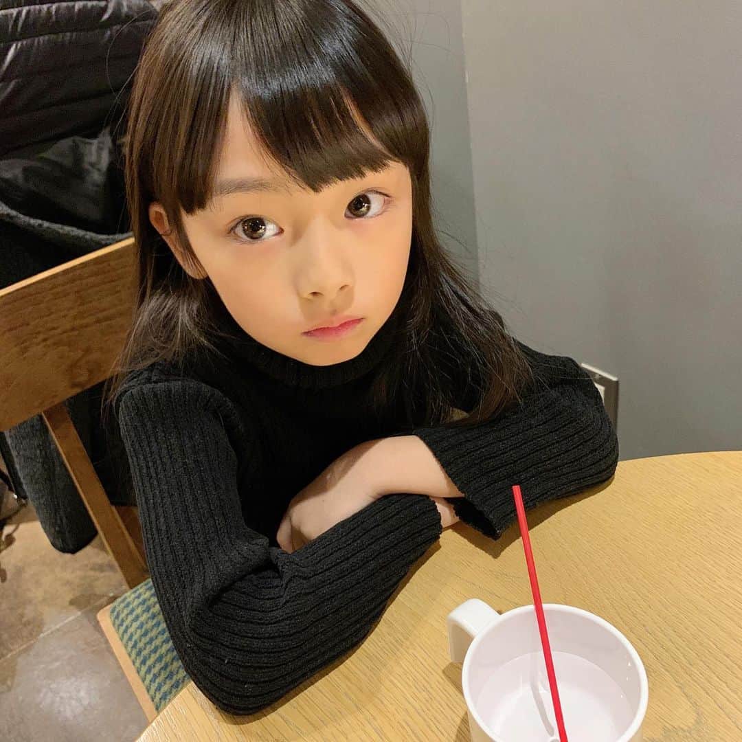 Akiのインスタグラム：「12/2 ・ 娘の好きな食べ物と言えば 皆さんご存知の通り ・ 煮物 漬け物 めかぶ などなど ・ 渋好みで有名な娘ですが ・ ・ この度 娘の好きな食べ物に ニューフェイスが加わりました事を ここにご報告させていただきます ・ ・ 【ガリ】 ・ ・ #味覚どうした #ローソンの3個入りいなり寿司のガリが特に好きな模様 ・ ・ 【本日の写真のテーマ】 ・ 最近行ったハンバーグ屋さんの照明がとても盛れたので 写真を撮ってみたけど どんなに盛れても 結局食べるのはお子様ランチだよ ・ の図です👧🏻 ・ #お子様ランチを食べる姿勢が良過ぎるJS ・ ・ ・ －ーーーーーーーーーーーーーーーーーーー @branch_kids2020 で ファイナリストコンテストに参加中です👸🏼 エントリーNo.2の娘に いいねの応援よろしくお願いします😌🙏 (12/8まで) ーーーーーーーーーーーーーーーーーーーー ・ ・ ・ ・」