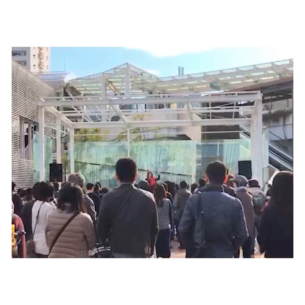 荒牧陽子のインスタグラム：「2019.12.1  テラスモール湘南﻿ ┈︎┈︎┈︎┈︎┈︎┈︎┈︎┈︎┈︎┈︎┈︎┈︎﻿ テラスモール湘南さんで歌わせていただきました。﻿ ご協力いただいた山野楽器さん、ありがとうございました！﻿ そして、お集まりくださった皆様、ありがとうございました！﻿ ワンマンに来てくれた方も沢山来てくださっていて、タオルやキーホルダーを持って応援してくれました。﻿ 嬉しい…✨﻿ ﻿ 「YouTubeを毎日毎日聴いてますが﻿ 生歌は全然違いました！」﻿ ﻿ うんうん、﻿ 生歌は、目の前のあなたに向けて歌ってるので全然違いますよね！﻿ ﻿ 寒い中、手が冷たくなるまでずっと聴いてくれてて﻿ 握手で温めるのが私の役目の様でした☺️﻿ ﻿ 今回ご協力いただきました、山野楽器の皆様、お世話になりました！﻿ オードリーの若林さんに似ている店長さんがいます😊﻿ お店には可愛いポップが…！﻿ 感動です…✨﻿ 店内でも、CDが流れていてびっくり！﻿ ほんとに嬉しい…😭﻿ 沢山沢山、ありがとうございました！﻿ ﻿ ﻿ そして﻿ CDを購入してくださった皆さん﻿ ありがとうございました！！﻿ ﻿ 立ち止まり、歌を聞いてくださった皆さん、﻿ ありがとうございました！﻿ ﻿ ﻿ イベント、残り2箇所！﻿ 頑張ります！﻿ ﻿ 【ライブ／イベント出演 】﻿ 全て観覧無料！﻿ ものまねも歌います〜😉﻿ お近くの皆様、是非遊びに来てくださいね！﻿ ﻿ ■2019 年12月4日（水）﻿ 大阪府　新梅田シティ・ワンダースクエア（梅田スカイビル1階中央広場）﻿ ドイツ・クリスマスマーケット大阪 2019 クリスマスツリー特設ステージ﻿ ①17:30～ ②19:00～﻿ ﻿ ■2019 年12月7日（土）﻿ 埼玉県　レイクタウンmori 1F 木の広場﻿ ①13:00～ ②16:00～﻿ ﻿ ┈︎┈︎┈︎┈︎┈︎┈︎┈︎┈︎┈︎┈︎┈︎┈﻿ ﻿ #荒牧陽子﻿ #リスペクト私が昭和を歌ったらこんな感じ﻿ #カバーアルバム﻿ #CD﻿ #テラスモール湘南﻿ #山野楽器﻿ #山野楽器辻堂店﻿ ポップの写真は山野楽器さんツイートからお借りしました。﻿ ﻿ instagram、Twitterで﻿ CDを載せてくれた方のところに﻿ いいね﻿ など出来る範囲でさせて頂きますね！﻿ 見つけやすいように﻿ #荒牧陽子　か、﻿ #リスペクト私が昭和を歌ったらこんな感じ﻿ を載せるか、﻿ 私のIDをタグ付けして下さいね！」