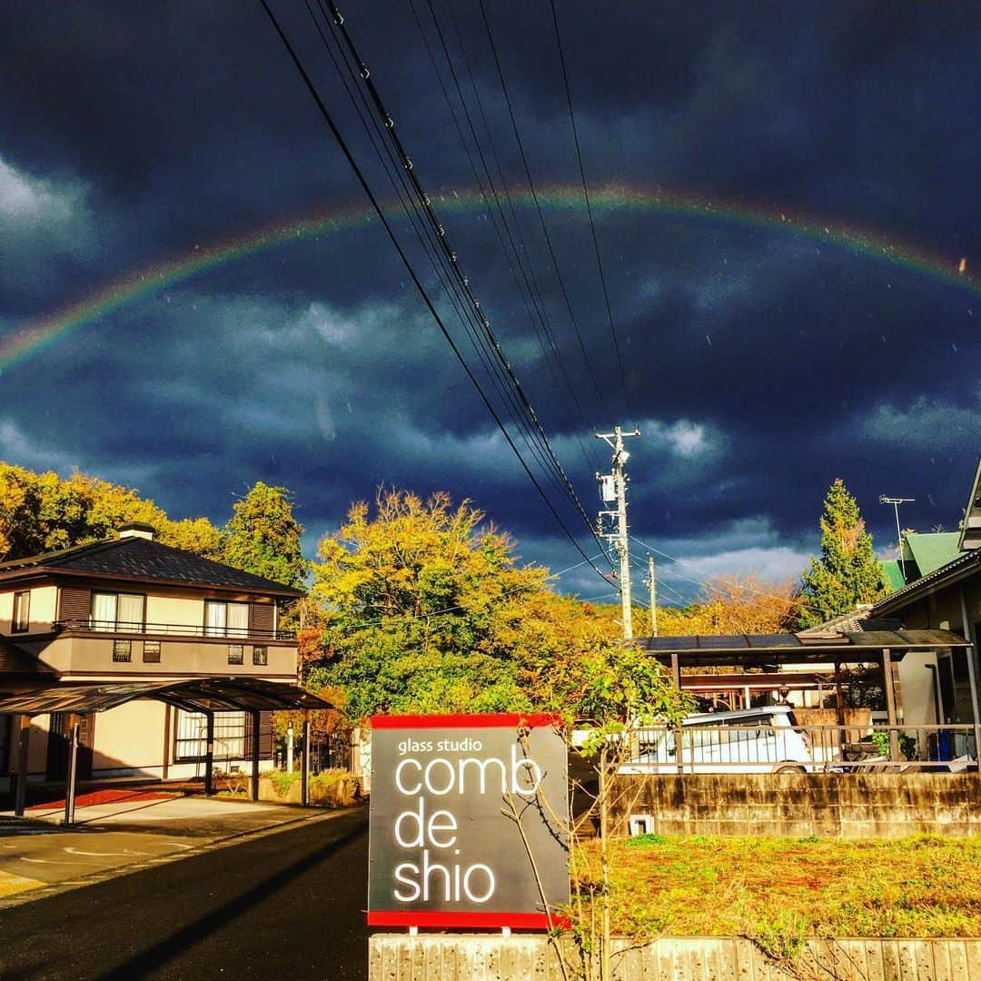 comb de shioさんのインスタグラム写真 - (comb de shioInstagram)「今日は、微妙なお天気☔️ でも、そのおかげで、虹が出ました🌈🥰✨ ・ 薄暗い雨空にも一瞬光がさして、幻想的でした😊 ・ オープンアトリエも2日目♪ ・ たくさんの方にアウトレットセールも、福袋も楽しんで頂いてます♪ オープンの何十分も前から、お待ち頂いた方もいて、本当に嬉しいスタートになっています🙇‍♀️✨ お越し頂いたみなさま、ありがとうございました！ ・ まだまだ素敵な作品や福袋もお待ちしております♪ ・ オープンアトリエは、12/10までです♪ みなさまのお越しをお待ちしております♪ ・ 【お問合せはお電話で♪】 059-252-1548  #combdeshio  #コムデシオ  #コムデシオガラス  #三重県津市  #三重県久居  #ガラスアクセサリー  #虹  #三重県観光 #kankomie #visitmie #japan #rainbow #今日の天気  #今日の空  #写真好きな人と繋がりたい」12月2日 17時47分 - comb_de_shio