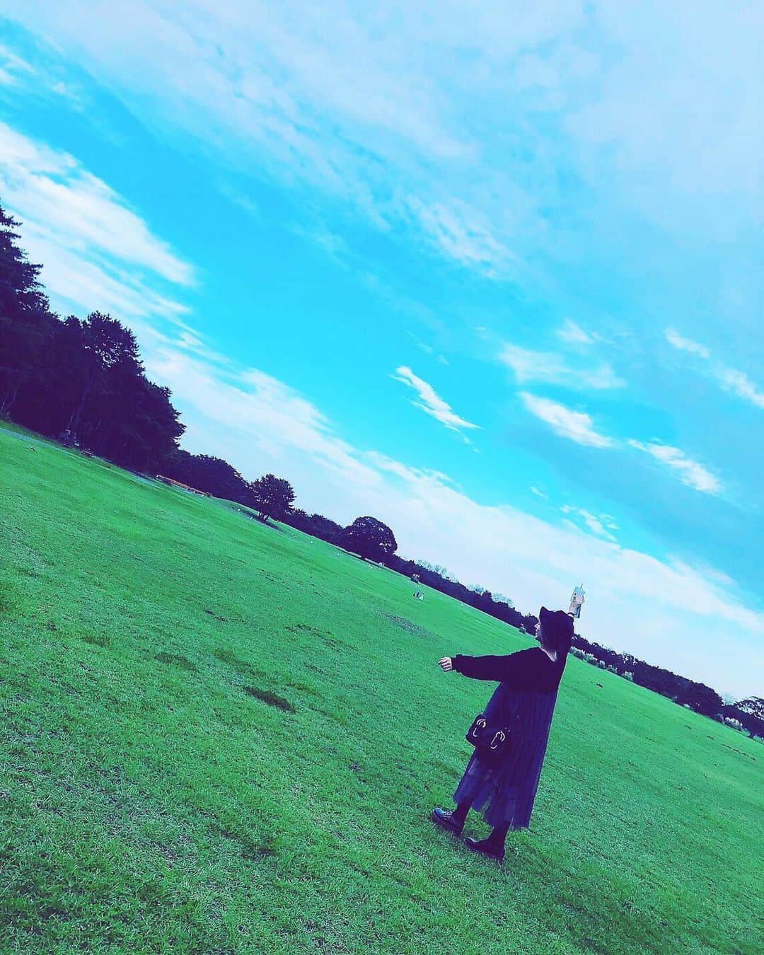 吉田有里のインスタグラム：「遅ればせながらお知らせ！﻿ ﻿ TVアニメ「アフリカのサラリーマン」にて﻿ カラス役で出演させていただいております！﻿ ﻿ アフリカに…カラス…正解がわからない…﻿ と思いながら﻿ 元気に自由にやらせてもらいました。笑﻿ ﻿ 毎回どきどきしながら現場に向かうのですが﻿ 先輩方のお芝居が本当に面白すぎて﻿ 笑いを堪えるのに必死でした！！本当に！！﻿ 大塚明夫さんのライオン先輩が、本当に本当にたまりません…🦁🧡﻿ ﻿ ぜひチェックしてください！﻿ ﻿ #アフリカのサラリーマン #アフサラ」