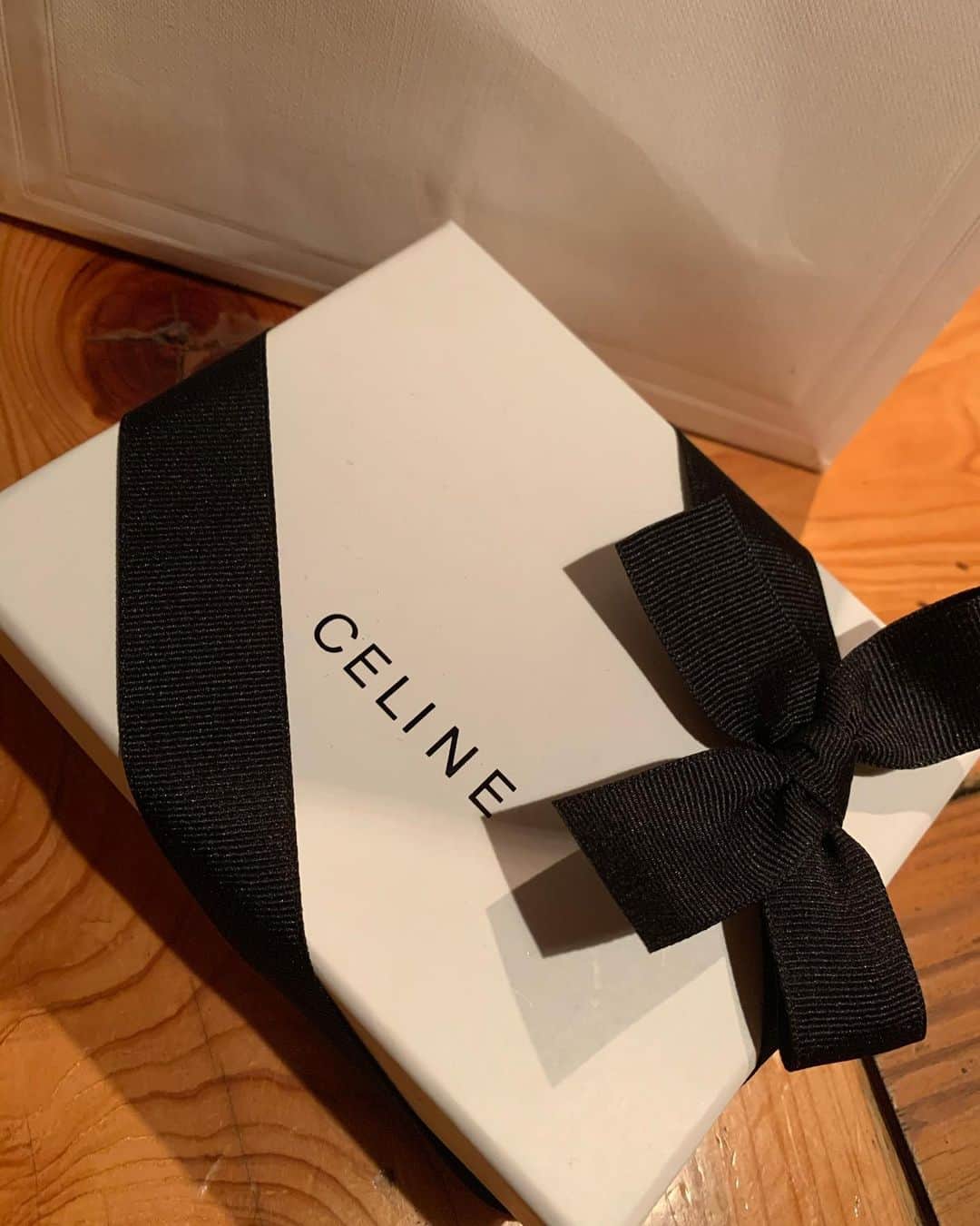 三咲美憂のインスタグラム：「🔖﻿ ﻿ ・﻿ ﻿ プレゼントもらったかわいいお財布 👛‪‪❤︎‬﻿ ﻿ #AV女優 #三咲美憂 #CELINE #ありがとう‪‪❤︎‬」