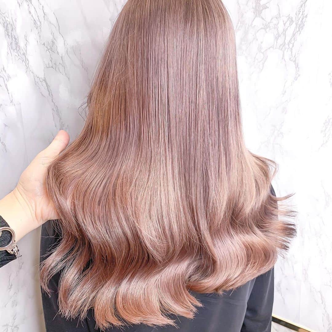原涼香のインスタグラム：「白肌プレミアムオルチャンカラー🇰🇷✨ 『 lavender milktea beige 🍨💓 』 #ケアブリーチ 2〜3回ベース♡ ハイトーンでも手触りよく( ◠‿◠ ) ㅤㅤㅤㅤㅤㅤㅤㅤㅤㅤㅤㅤㅤ」