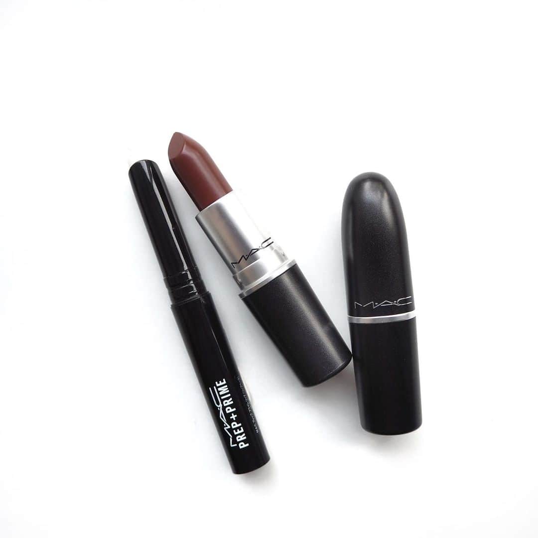 M∙A∙C Cosmetics Japanのインスタグラム：「ㅤ 2019年秋冬人気のリップカラー💄 「パラマウント」 赤みがかったブラウンは 塗るだけで絶妙におしゃれ顔に✨ ㅤ リップを綺麗につけるには、下地も大切。唇やシワを目立たなくさせて、発色が驚くほど長持ち！リップの塗りなおしが面倒な方にもおすすめです✨ ㅤ ㅤ DESIGN: M·A·C ARTIST RINO KASAI @rino416 @macpro_tokyo  PHOTO: @takaki_iwata ㅤ ㅤ ㅤ ㅤ ㅤ #MACCosmeticsJapan #MACコスメ #MACCosmetics #MAC #メイク #コスメ #リップ #ブラウンメイク #トレンドメイク #ブラウンリップ #口紅 #トレンド顔 #リップ下地 #リップメイク #冬コスメ #冬メイク #ブラウン #MACリップ #ルージュ #お気に入りコスメ #ポーチの中身 #マットリップ #makeup #lipmakeup #cosmetics #brown」