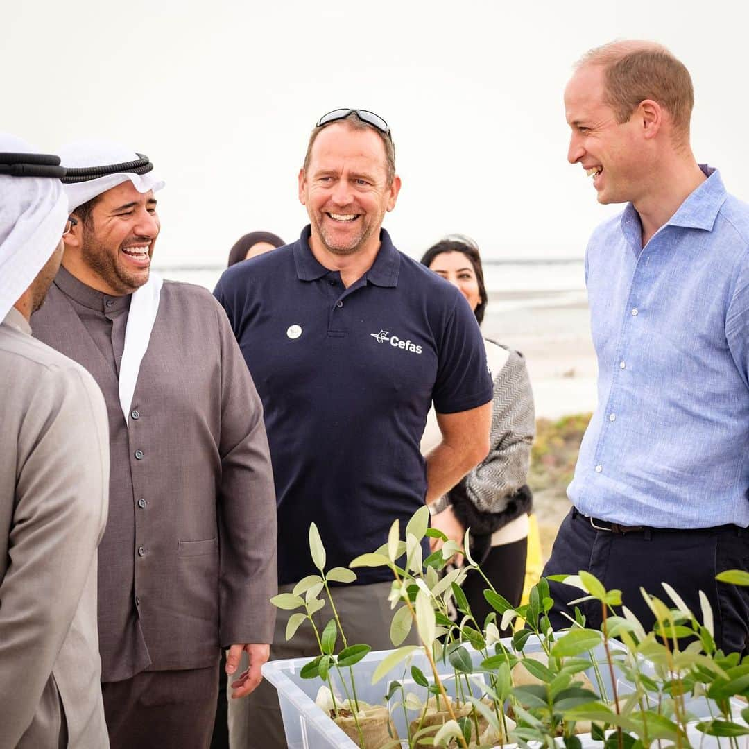 ウィリアム（ケンブリッジ公）さんのインスタグラム写真 - (ウィリアム（ケンブリッジ公）Instagram)「On the first day of his official visit to Kuwait, at the Jahra Nature Reserve The Duke of Cambridge learned more about Kuwait’s ambitious plans to protect its natural environment from human and environmental challenges.  Scientists from Kuwait’s Environmental Public Authority (@epa_kw) 🇰🇼 and the UK’s Centre for Environment, Fisheries & Aquaculture Science (@cefasgovuk) 🇬🇧 are working in partnership to promote Kuwait’s biodiversity and inform its approach to marine environment conservation.  The Duke joined them on the reserve’s salt marshes, reed beds and sandy sabkha flats for several activities studying the wetlands’ wildlife 🔭  including identifying some of the 300 species of birds seen at the reserve.  Kuwait is working to tackle the global issue of plastic pollution through a combination of raising public awareness, recycling, education and organising beach cleans - The Duke also joined a beach clean at the reserve.  #RoyalVisitKuwait #Kuwait」12月2日 18時01分 - princeandprincessofwales