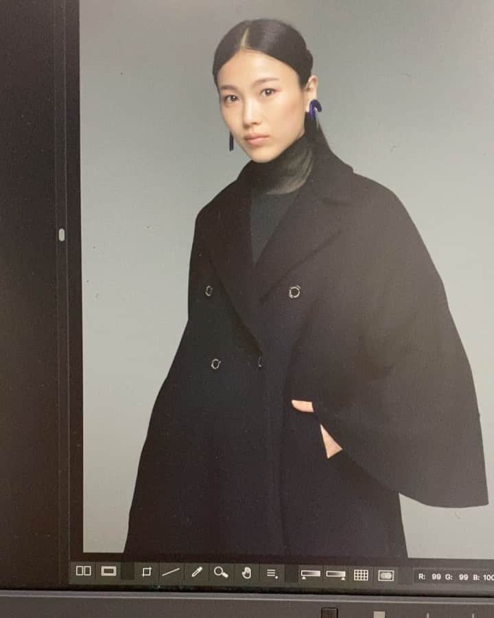 シト山口のインスタグラム：「今日はパリコレ・モデルの希実さんが来てくれました😊極上のポージングをおすそ分け😆💕✨ 最近はユニクロのダウンのポスターが有名です 実は今回が41回目の作品撮りで最多撮影モデルさんでもあります😊💕✨ model nozomi ( Milan = MP management ) ( Tokyo = satoru-japan ) (Nagoya=central-japan ) @nozomiracle  stylist @halbossa.st  hair&make @hasegawashinya  photo シト山口 @sito_yamaguchi  #model #make #fashion #hairmake #photo #profoto #shoot  #instafollow #フォロー  #いいね #モデル #小顔 #スタイル #ヘアメイク #メイク #ポートレート #ファッション #ビューティー #作品撮り #写真好きな人と繋がりたい #撮影 #一眼レフ #モデル募集 #被写体 #beautyphotography  #beautyphotographer」