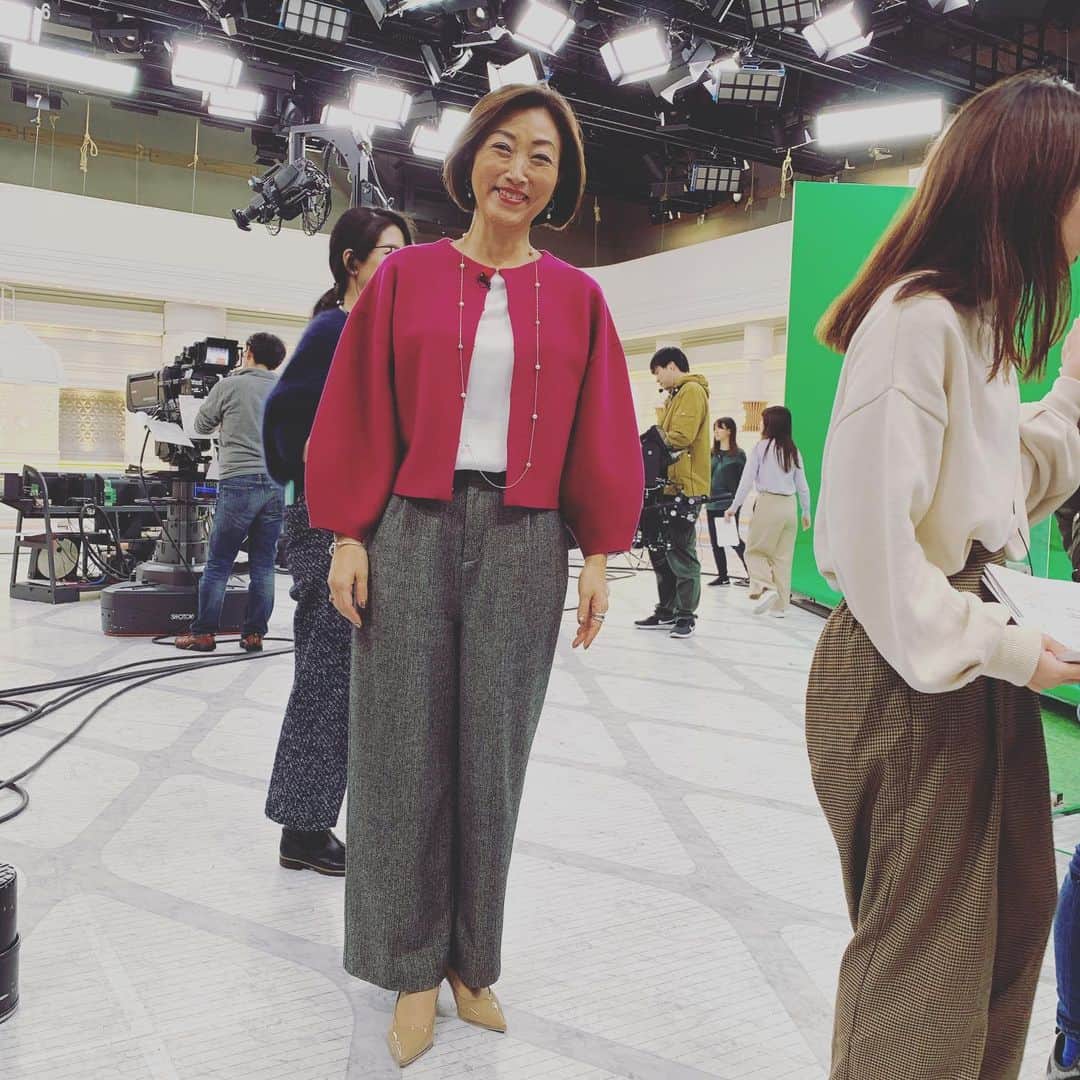 のインスタグラム：「Nスタ。 今日の衣装はきれいなピンク。グレーのパンツはちと大きかった。😊」