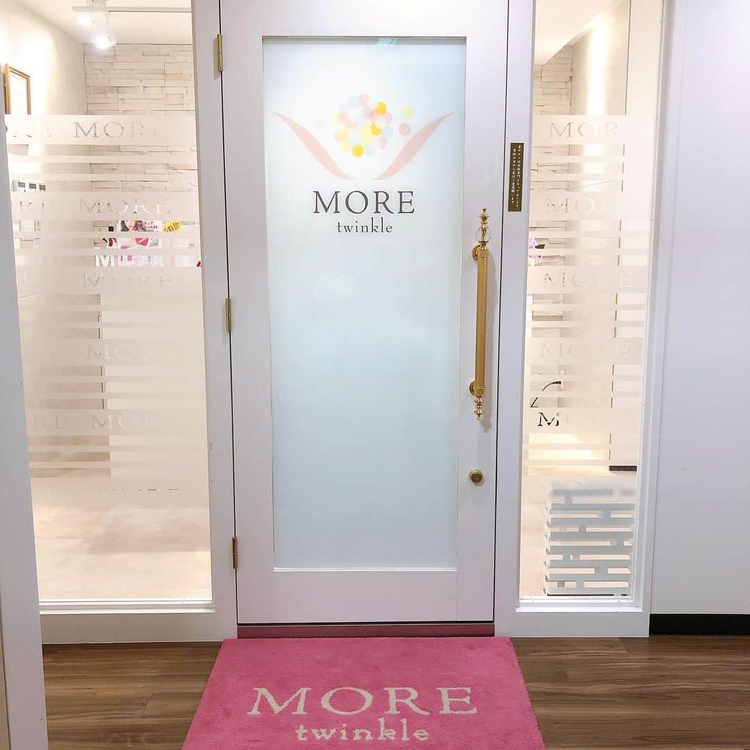 菊池かなこさんのインスタグラム写真 - (菊池かなこInstagram)「・ MOREtwinkle新宿店 @moretwinkle.shinjuku で お顔全体コラーゲン脱毛をしてきました✨ ・ シェービングからしてくれて、 かなりつるっつるになりました✨ ・ 産毛処理→クレンジング→施術→最高級コラーゲンパック の手順で1時間くらい✨ ・ スタッフさんが皆さん気さくで 施術中も楽しく会話できました❤︎ ・ ୨୧┈┈┈┈┈┈┈┈┈┈┈┈┈┈┈┈┈୨୧ #痛くない脱毛 #新宿脱毛 #ツルスベ肌 #毛穴レス #pr #コラボベース #顔脱毛」12月2日 18時20分 - canana_kanako