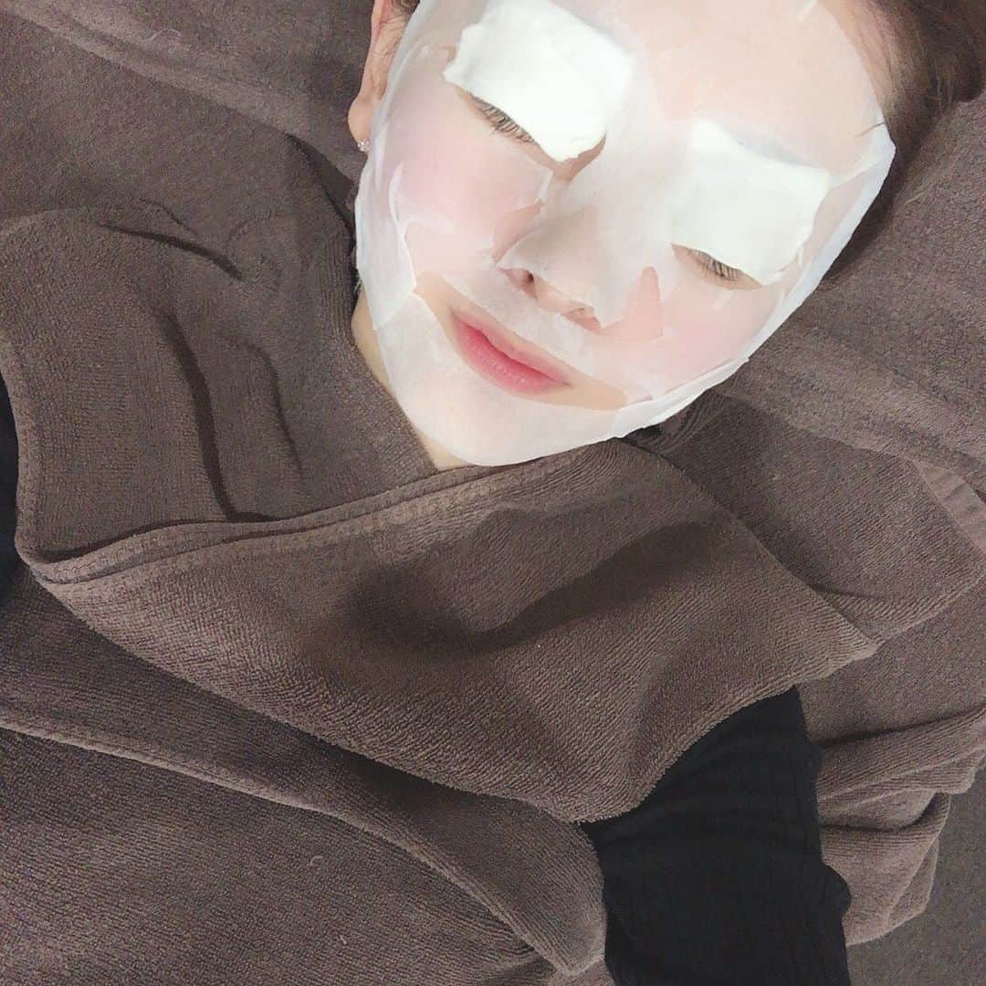 菊池かなこさんのインスタグラム写真 - (菊池かなこInstagram)「・ MOREtwinkle新宿店 @moretwinkle.shinjuku で お顔全体コラーゲン脱毛をしてきました✨ ・ シェービングからしてくれて、 かなりつるっつるになりました✨ ・ 産毛処理→クレンジング→施術→最高級コラーゲンパック の手順で1時間くらい✨ ・ スタッフさんが皆さん気さくで 施術中も楽しく会話できました❤︎ ・ ୨୧┈┈┈┈┈┈┈┈┈┈┈┈┈┈┈┈┈୨୧ #痛くない脱毛 #新宿脱毛 #ツルスベ肌 #毛穴レス #pr #コラボベース #顔脱毛」12月2日 18時20分 - canana_kanako