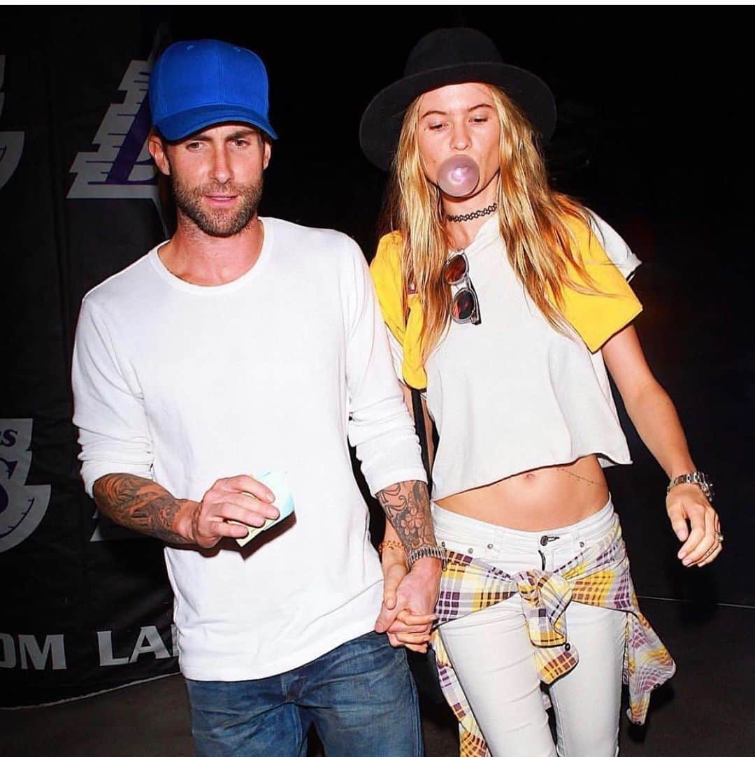 ELLE Czechさんのインスタグラム写真 - (ELLE CzechInstagram)「#couplegoals Behati Prinsloo a její manžel Adam Levine. Šťastní a spolu.  __ #ELLEczech [RG @behatiprinsloo] #ELLElikes #happilyeverafter」12月2日 18時24分 - elleczech