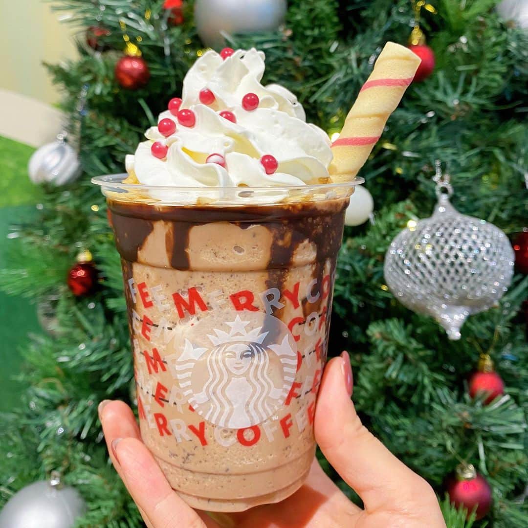 Locariのインスタグラム：「12月4日（水）に発売する「サンタブーツ チョコレート フラペチーノ」の試飲会に行ってきました！ サンタブーツをモチーフにしたフラペチーノは、クッキーストロー🥤でゴックゴック飲める楽しさ満点のビバレッジです🎅💕 発売日まで待てない！という方は、明日12月3日（火）から先行販売する「渋谷cocoti店」「渋谷モディ店」「渋谷公園通り店」「渋谷ファイヤー通り店」の渋谷エリア4店舗で一足早く楽しまれてはいかがでしょうか？🎄✨ #スターバックス  #スタバ #サンタブーツチョコレートフラペチーノ #フラペチーノ #starbucks #starbuckscoffee」