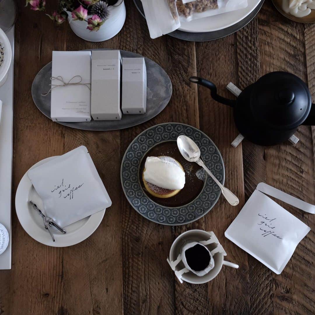 maggydaisyのインスタグラム：「_  プリン作ってcoffeeと ちょっと前の写真。  なんだか風邪をひきそう 用心、用心！  #onthetable #cielgriscoffee #card_ya #プリン」
