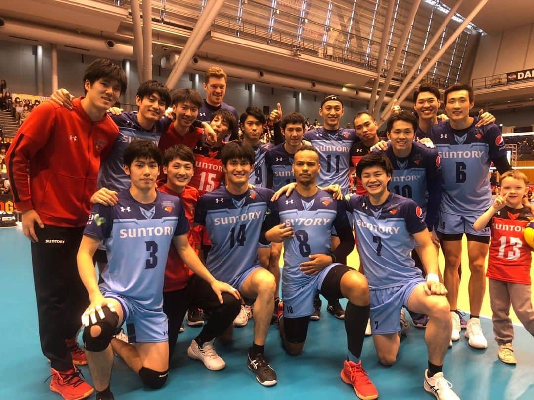 喜入祥充のインスタグラム：「8勝目♪ 2legも頑張ります！！ ちょうど、栗さんの手にフゥーって息かけてるところや笑  #サンバーズ #vリーグはバレーだよ」