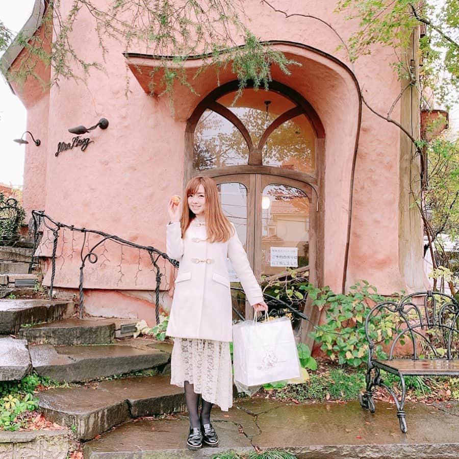 のインスタグラム：「いっぱい買えた💗  珍しく並んでなかったよ😉 お目当のモンブランは売り切れていたのでまたいこう❣️ 雨で髪の毛ぽわぽわ🙃  one-piece @balconeyandbed coat @mischmasch_official」