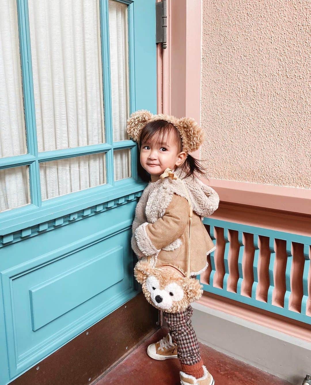 孫きょうさんのインスタグラム写真 孫きょうinstagram 盛れっ ダッフィーポーチは首からぶら下げるんじゃなくて肩掛けがこだわり 笑 Tokyodisneyland Disneyland Duffy ディズニーランド ディズニーコーデ 2歳2ヶ月 子連れディズニー