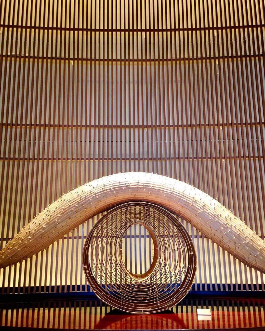 The Peninsula Tokyo/ザ・ペニンシュラ東京さんのインスタグラム写真 - (The Peninsula Tokyo/ザ・ペニンシュラ東京Instagram)「ペニンシュラ スタンダードと日本文化の融合をテーマにした館内には、約1,000点ものアート作品が飾られています。その一つ、ロビーの中央に配されているのは、存在感たっぷりの「臥龍の門 ― トッキーここにいる」。🐉 皆さまもお気に入りのアート作品を探してみませんか。写真クレジット: @gilardinointeriordesign  Modern elegance meets quintessential Japanese style. Photo courtesy of @gilardinointeriordesign」12月2日 18時43分 - thepeninsulatokyo