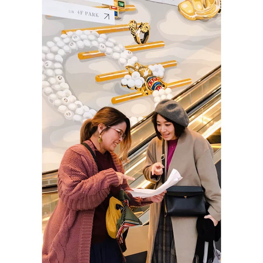 のインスタグラム：「* パルコの目の前のgee-geへ 今月15日に開催する 2019年アフターパーティの 打ち合わせに行ったの図🥳  当日の司会進行役、 スタッフのキクマイと👭  ライブにトークにゲームに いろいろやろうと考えてます 限定ドリンクも決めてきた🍷  わいわいわいわい」