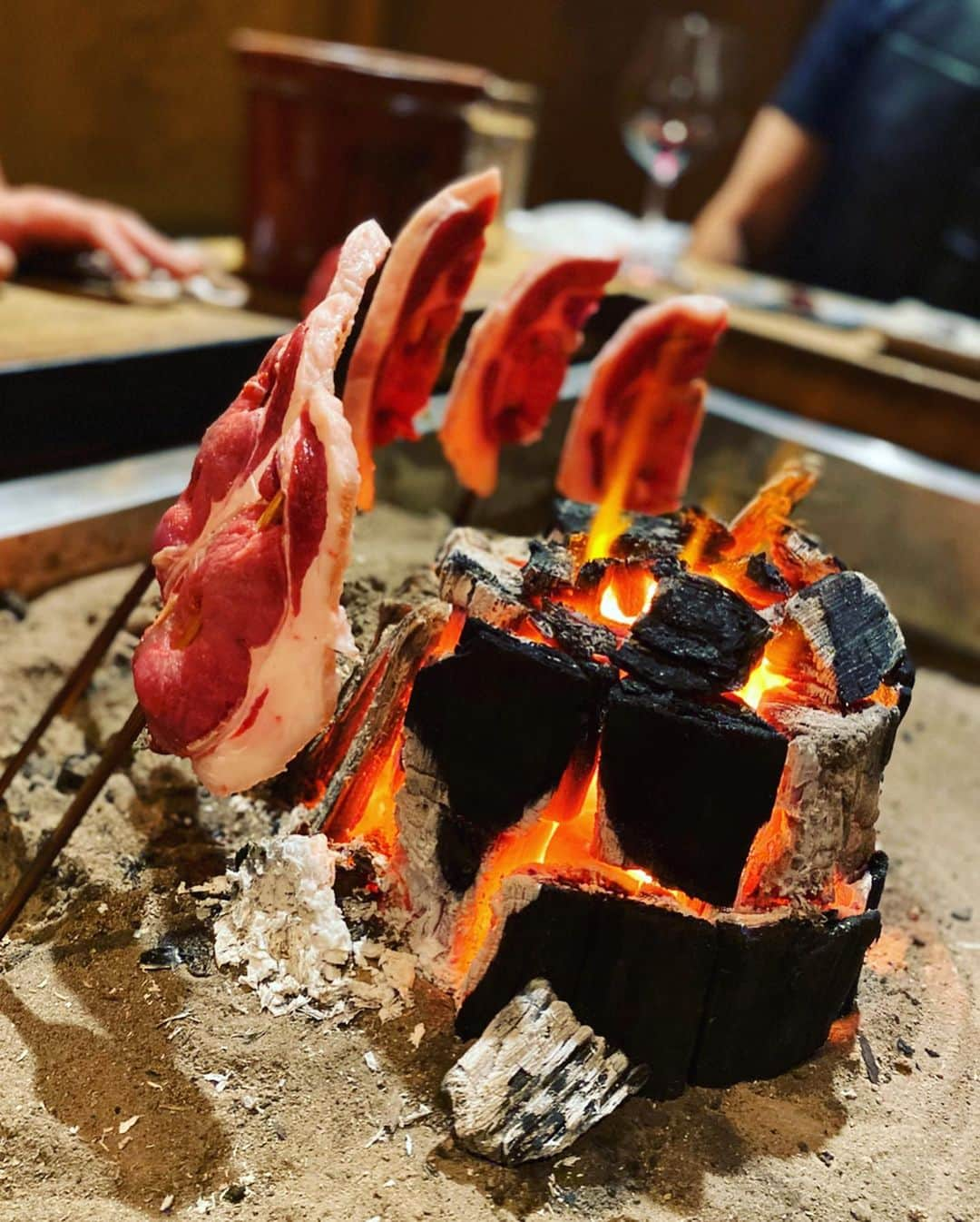 濱野りれさんのインスタグラム写真 - (濱野りれInstagram)「-— Game meat 'yanagiya' #gibier Gifu's gibier restaurant that has kept the number one in the #tabelog for three years. Start with Ayu, Gibier being cooked in front of you. After fully enjoying gibier, a large pot hung over the hearth, It ’s time to start for the boar pot. I was able to enjoy the wild party I can't have in Tokyo, It was Gifu's night when I felt the beginning of winter❄️ -— 名古屋を経由して岐阜にある'柳家'へ。 食べログ1位を３年飾ったこともある有名なジビエのお店😍グルメ遠征は天寿ししかしたことなかったからドキドキ😍 東京からの片道が長すぎて心が折れかけたけど、帰り道は180度変わって次の予約が楽しみになったました💖熊肉や猪、鹿のジビエをこんな風情ある場所で食べれるのは本当にここだけだと思う🥺✨ 冬を堪能できた岐阜の夜でした💓 -— #rirelog#yanagiya#wildgame#wildgamecooking#japanesefood#japanesefoodlover#gifu#travelforfood#traveleats  #eatlover#gourmetlife#gourmettraveller#柳家#美食#創作料理#ジビエ#ジビエ料理#日本#和食#日本食#岐阜グルメ#岐阜観光#囲炉裏#囲炉裏テーブル#予約困難店#食べログ高評価」12月2日 18時50分 - riregram