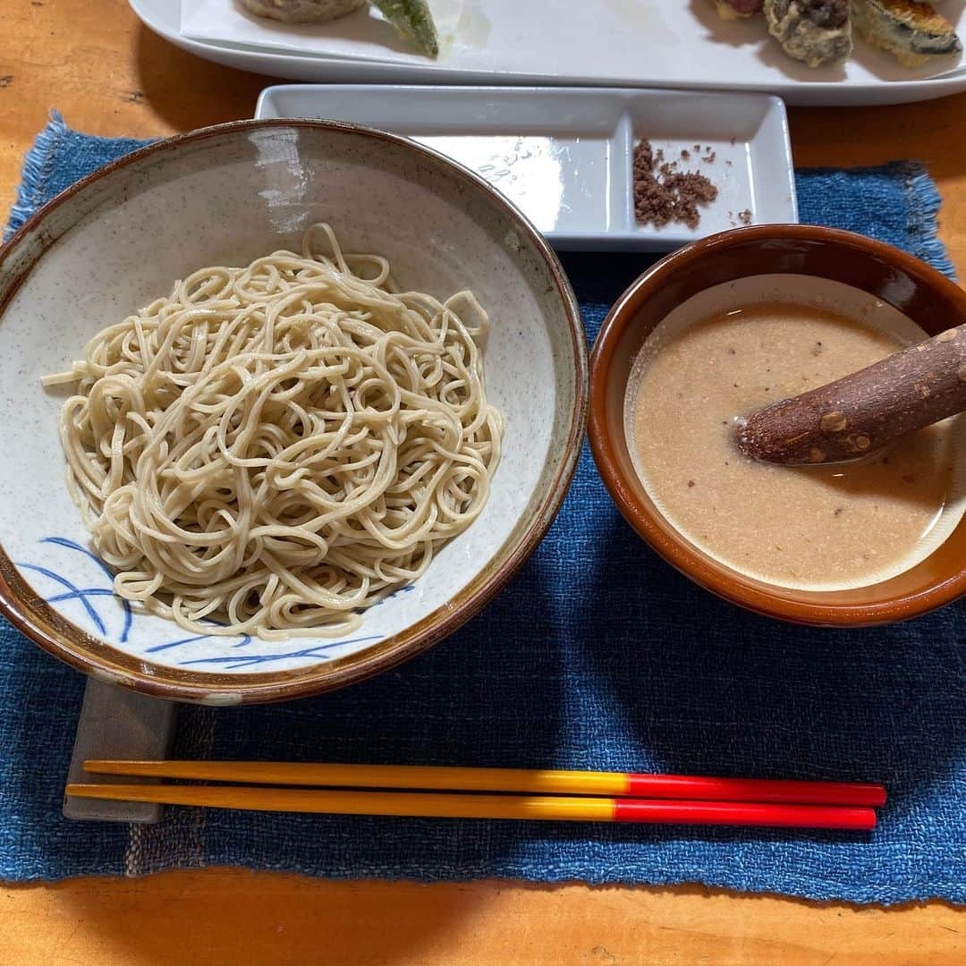 今井美穂さんのインスタグラム写真 - (今井美穂Instagram)「先日佐渡で絶品お蕎麦屋さんに出会いました😊❤️﻿ ﻿ 伊勢みずほさんのインスタ見て﻿ どうしても行きたかった素敵すぎるお店😍﻿ ﻿ 佐渡にあるお蕎麦屋さん﻿ モゼムさんです✨﻿ ﻿@sobamozem  古民家の雰囲気と﻿ どれも丁寧で繊細なお味のお料理に感動💕﻿ ﻿ 鬼ぐるみのあごだしぶっかけに﻿ だし巻き卵﻿ 木の実を使ったジャムとデザート﻿ ﻿ やっぱり素敵な方が﻿ 紹介するお店は間違いないですね😆﻿ ﻿ 良きお店と出会えて幸せでした♪﻿ ごちそうさまでした！！﻿ ﻿ 佐渡旅の模様﻿ YouTubeの編集も終わりあとはアップするだけなので今夜にでもあげようかなー😊﻿ ﻿ ﻿ #佐渡﻿ #もぜむ﻿ #モゼム﻿ #茂左衛門﻿ #蕎麦﻿ #ランチ」12月2日 18時44分 - imaimiho1209