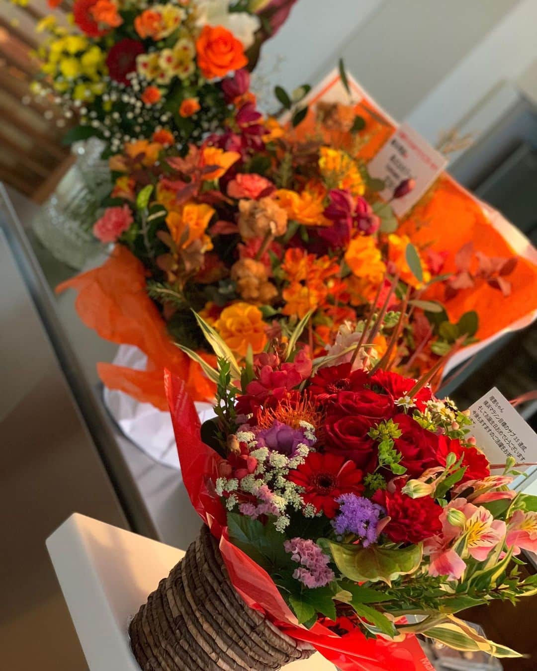 長谷川理恵さんのインスタグラム写真 - (長谷川理恵Instagram)「チームUAのみなさんから、誕生日プレゼントが届きました！ 世界でただ一つの写真集。 最高に幸せ 嬉しい 一生の宝物🧡  最後の写真、お部屋がオレンジのお花でいっぱい…  皆さま、本当にありがとうございました！！ この写真は、いつかみんなにも見てもらいたいな🧡  #teamua #underarmour」12月2日 18時46分 - rie_hasegawa