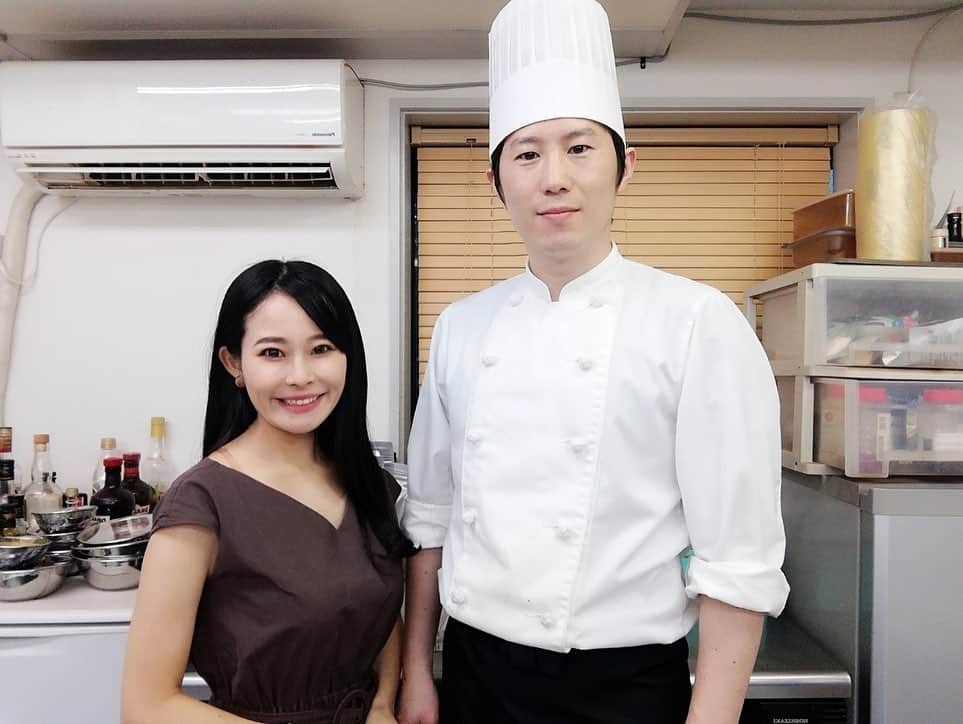 女子アナ47のインスタグラム：「みなさん、こんにちは！ アナウンサーの傍ら、ショコラアドバイザー としても活動中の木村彩乃です😊  幻⁉︎のチョコレート「アールガッド」を知っていますか⁇  このお店は東京にアトリエを持つが店頭販売は一切行わず、注文の入った全国各地のオーセンティックＢＡＲにのみ卸す為、ファンからは「幻」とも言われるＢＡＲ専用チョコレートなんです🍫  そんな「アールガッド」のオーナーショコラティエの須藤銀雅さんが、2018年初の販売店を出身地である青森県弘前に別ブランドをオープンしました！  そのお店の商品は一般の方でも買えるので噛んだ瞬間から世界観の虜になれるチョコレートみなさんも食べてみてください🌟 . #女子アナ47 #47発信プロジェクト #アナウンサー #フリーアナウンサー #女子アナ #地方創生 #地方創生アナウンサー #司会 #司会者#旅行好きな人と繋がりたい #47都道府県制覇の旅 #47都道府県制覇 #アナウンサーの日常 #アナウンサーコーデ #女子アナウンサー #女子アナコーデ #女子アナが好き#チョコレート #チョコレート🍫 #チョコレート好きな人と繋がりたい #チョコレート好き #幻のチョコレート #アールガッド #スイーツ好きな人と繋がりたい #スイーツ女子 #チョコレートマニア #チョコレート中毒」