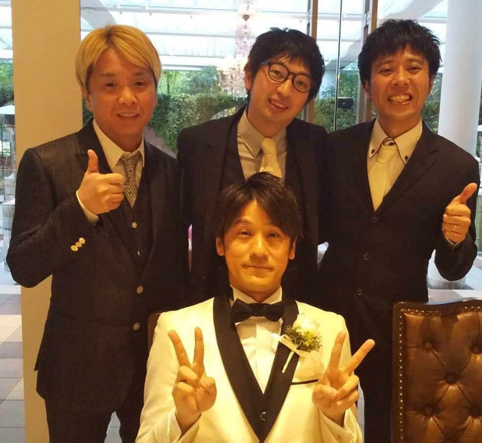 神王ＴＶさんのインスタグラム写真 - (神王ＴＶInstagram)「週末はスマイル瀬戸さんの結婚式でした！　素敵な友人や仲間、芸人の先輩後輩、そして相方さんに囲まれていて、本当に温かくて感動的で、笑いあり涙あり。　僕も久しぶりに号泣しました。。（笑） ・ 結婚式の「余興」とは言え、テレビでいつも観ているプロの芸人さん達の本気の芸（笑）　お祝いの歌と言っても、プロのミュージシャンの生演奏＆生歌唱　相方のウーイェイよしたかさんの愛に溢れた号泣スピーチで、会場のみんなが号泣でした（>_<） ・ ちなみに隣のテーブルには、僕が中高生時代にめちゃくちゃ好きだったアーティストの方がいました、、　写真撮ってください！という勇気はなかった、、（笑）　（プライベートだし野暮で失礼だし、でもミーハー全開で行っても良かったな、、ｗ） ・ #結婚式 #スマイル #スマイル瀬戸」12月2日 18時48分 - ryo_kamio