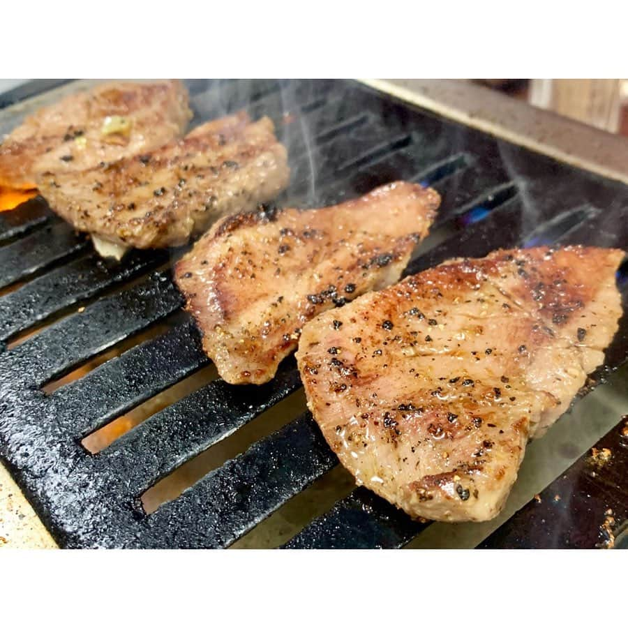 中田奈沙さんのインスタグラム写真 - (中田奈沙Instagram)「Awesome yakiniku in Ginza👏 ロース飲んできました。 〝飲めるロース〟が名物の 銀座の三原小路にある 老舗の焼き肉《東京園》へ❤️ 銀座のど真ん中とは思えない、 昭和感たっぷりのお店。 * #奈沙ログ #奈沙ログin銀座 #noricenolife #やっぱり米が好き #飲めるシリーズ #歯はいらないシリーズ * ⬅︎swipe⬅︎ ①〜③ロース（通称飲めるロース） ④〜⑧タン塩 ⑨ハラミ（左）とカルビ（右） ⑩センマイ刺し * お店は店主のお母さんが1人で切り盛りしているので オーダーのタイミングは空気を読んで。 * 4人で行ったのでガッツリと！  タン　　7人前 ロース　8人前 カルビ　2人前 ハラミ　2人前  全体を通して言えることは、 味濃いめ ニンニク多め ご飯がとんでもなくすすむ スーパージャンクの焼肉だ。 私の好みど真ん中。 * 飲めるロースと呼ばれるだけあって、 まるでユッケのようなトロトロ感。 炒めるように塊でドンっと豪快にレア目で。 たしかに飲める。たくさん飲んだ。 タレとニンニクたっぷり味濃いめ。 * タンは表面カリッと焼いて。 ちょい厚だが、柔らかく噛み切れる。 塩とごま油強め。 タン先からタンモトまで部位が 混ざっているので、 部位ごとに味と食感の違いを楽しめる。 * カルビとハラミもタレでジャンク。 米なしで食べる選択肢はないだろう。 大ライス、大盛りライスが通常の私は このジャンクさにいつにも増して 米欲がアップし、大盛り3杯完食 * ちなみに大盛りライスはお代わり可。 半ライスで頼むとお代わり不可。 絶対にコメを欲するので、 最初から大盛りをお勧めします。  網替えはNG 色々とルールがあるが、 勇気を出してたくさん話しかけると 笑顔で優しく応対してくれるかわいいお母さん。 すっかりファンになりました。 次は2月かぁ、、、待てない笑 * * #yakiniku #beef #ginza #tokyo #dinner #sizzle #doodie #foodpic #instafood #foodgasm #foodporn #foodstagram #焼肉 #銀座 #東京園 #三原小路 #飲めるロース #激ウマ #飯テロ #よだれ #ジャンク #タン塩 #焼き肉 #感動」12月2日 18時50分 - nasa_nakada