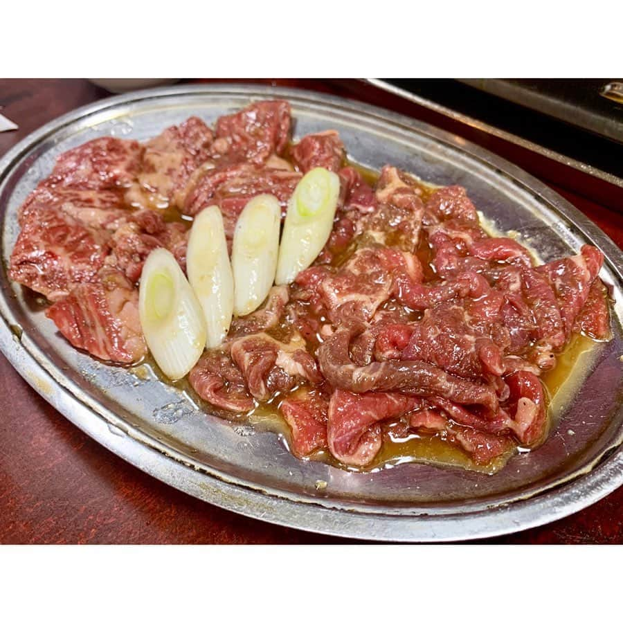 中田奈沙さんのインスタグラム写真 - (中田奈沙Instagram)「Awesome yakiniku in Ginza👏 ロース飲んできました。 〝飲めるロース〟が名物の 銀座の三原小路にある 老舗の焼き肉《東京園》へ❤️ 銀座のど真ん中とは思えない、 昭和感たっぷりのお店。 * #奈沙ログ #奈沙ログin銀座 #noricenolife #やっぱり米が好き #飲めるシリーズ #歯はいらないシリーズ * ⬅︎swipe⬅︎ ①〜③ロース（通称飲めるロース） ④〜⑧タン塩 ⑨ハラミ（左）とカルビ（右） ⑩センマイ刺し * お店は店主のお母さんが1人で切り盛りしているので オーダーのタイミングは空気を読んで。 * 4人で行ったのでガッツリと！  タン　　7人前 ロース　8人前 カルビ　2人前 ハラミ　2人前  全体を通して言えることは、 味濃いめ ニンニク多め ご飯がとんでもなくすすむ スーパージャンクの焼肉だ。 私の好みど真ん中。 * 飲めるロースと呼ばれるだけあって、 まるでユッケのようなトロトロ感。 炒めるように塊でドンっと豪快にレア目で。 たしかに飲める。たくさん飲んだ。 タレとニンニクたっぷり味濃いめ。 * タンは表面カリッと焼いて。 ちょい厚だが、柔らかく噛み切れる。 塩とごま油強め。 タン先からタンモトまで部位が 混ざっているので、 部位ごとに味と食感の違いを楽しめる。 * カルビとハラミもタレでジャンク。 米なしで食べる選択肢はないだろう。 大ライス、大盛りライスが通常の私は このジャンクさにいつにも増して 米欲がアップし、大盛り3杯完食 * ちなみに大盛りライスはお代わり可。 半ライスで頼むとお代わり不可。 絶対にコメを欲するので、 最初から大盛りをお勧めします。  網替えはNG 色々とルールがあるが、 勇気を出してたくさん話しかけると 笑顔で優しく応対してくれるかわいいお母さん。 すっかりファンになりました。 次は2月かぁ、、、待てない笑 * * #yakiniku #beef #ginza #tokyo #dinner #sizzle #doodie #foodpic #instafood #foodgasm #foodporn #foodstagram #焼肉 #銀座 #東京園 #三原小路 #飲めるロース #激ウマ #飯テロ #よだれ #ジャンク #タン塩 #焼き肉 #感動」12月2日 18時50分 - nasa_nakada