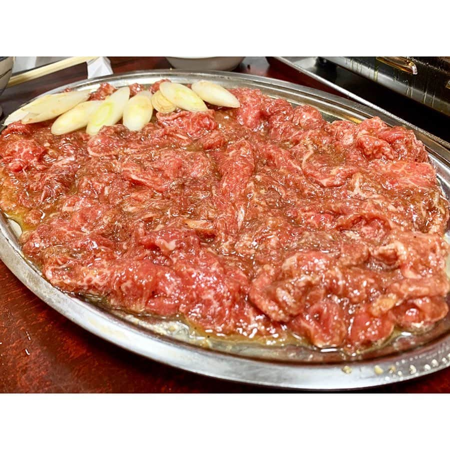 中田奈沙さんのインスタグラム写真 - (中田奈沙Instagram)「Awesome yakiniku in Ginza👏 ロース飲んできました。 〝飲めるロース〟が名物の 銀座の三原小路にある 老舗の焼き肉《東京園》へ❤️ 銀座のど真ん中とは思えない、 昭和感たっぷりのお店。 * #奈沙ログ #奈沙ログin銀座 #noricenolife #やっぱり米が好き #飲めるシリーズ #歯はいらないシリーズ * ⬅︎swipe⬅︎ ①〜③ロース（通称飲めるロース） ④〜⑧タン塩 ⑨ハラミ（左）とカルビ（右） ⑩センマイ刺し * お店は店主のお母さんが1人で切り盛りしているので オーダーのタイミングは空気を読んで。 * 4人で行ったのでガッツリと！  タン　　7人前 ロース　8人前 カルビ　2人前 ハラミ　2人前  全体を通して言えることは、 味濃いめ ニンニク多め ご飯がとんでもなくすすむ スーパージャンクの焼肉だ。 私の好みど真ん中。 * 飲めるロースと呼ばれるだけあって、 まるでユッケのようなトロトロ感。 炒めるように塊でドンっと豪快にレア目で。 たしかに飲める。たくさん飲んだ。 タレとニンニクたっぷり味濃いめ。 * タンは表面カリッと焼いて。 ちょい厚だが、柔らかく噛み切れる。 塩とごま油強め。 タン先からタンモトまで部位が 混ざっているので、 部位ごとに味と食感の違いを楽しめる。 * カルビとハラミもタレでジャンク。 米なしで食べる選択肢はないだろう。 大ライス、大盛りライスが通常の私は このジャンクさにいつにも増して 米欲がアップし、大盛り3杯完食 * ちなみに大盛りライスはお代わり可。 半ライスで頼むとお代わり不可。 絶対にコメを欲するので、 最初から大盛りをお勧めします。  網替えはNG 色々とルールがあるが、 勇気を出してたくさん話しかけると 笑顔で優しく応対してくれるかわいいお母さん。 すっかりファンになりました。 次は2月かぁ、、、待てない笑 * * #yakiniku #beef #ginza #tokyo #dinner #sizzle #doodie #foodpic #instafood #foodgasm #foodporn #foodstagram #焼肉 #銀座 #東京園 #三原小路 #飲めるロース #激ウマ #飯テロ #よだれ #ジャンク #タン塩 #焼き肉 #感動」12月2日 18時50分 - nasa_nakada