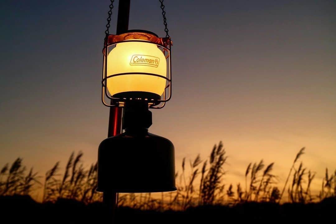 Coleman Japanのインスタグラム：「夜のキャンプを和ませてくれるやさしい灯り💡 ・ 📷：@gaku_outdoor_life さん 素敵なお写真ありがとうございました✨ ・ ・ ※※※※※※※※※※※※※※※※※※※※※※※※ 🏆#私のベストギア 募集🏆 ・ キャンプ場で大活躍したあのギアや、お気に入りのキャンプグッズを #私のコールマン と #私のベストギア をつけて教えてください。 ・ 抽選で1名様に「#令和ランタン（286A）」をプレゼント🎁 ・ 〆切：12/22まで ※当選はDMでお知らせ ※※※※※※※※※※※※※※※※※※※※※※※※ ・ ・ ・ #灯そうColeman #灯そうコールマン #灯そう #Coleman #コールマン #Outdoor #アウトドア #Lantern #ランタン #フロンティアPZランタン」