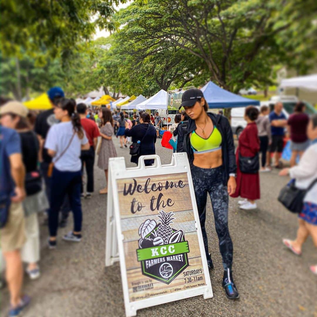 彩海のインスタグラム：「. . KCC Farmers Market!!! . . ダイヤモンドヘッド登ったあとは 毎週土曜日7時30分〜開催されている KCCファーマーズマーケットへ。 . ダイヤモンドヘッドから近いので この流れオススメです！ . キングコングホットドッグを並んで食べ🌭 (美味しかった〜 . フォロワーさんお薦めだった @hawaiiancrown の ドライパイナップルを試食したら絶品。即購入。 . それから大好きなコーンバター食べて 新鮮な野菜や @onokettlekorn の ポップコーンを買ったり お買い物も満喫！ . . トロリーやバスで来てる日本人もたくさんで、 ファーマーズならKCCオススメです！ . . . . #ファーマーズマーケット #kccファーマーズマーケット #ハワイ旅行#ハワイ #ハワイ大好き #ハワイ暮らし #instahawaii #hawaii#kccfarmersmarket #tabijyomap_hawaii #hawaiilife」