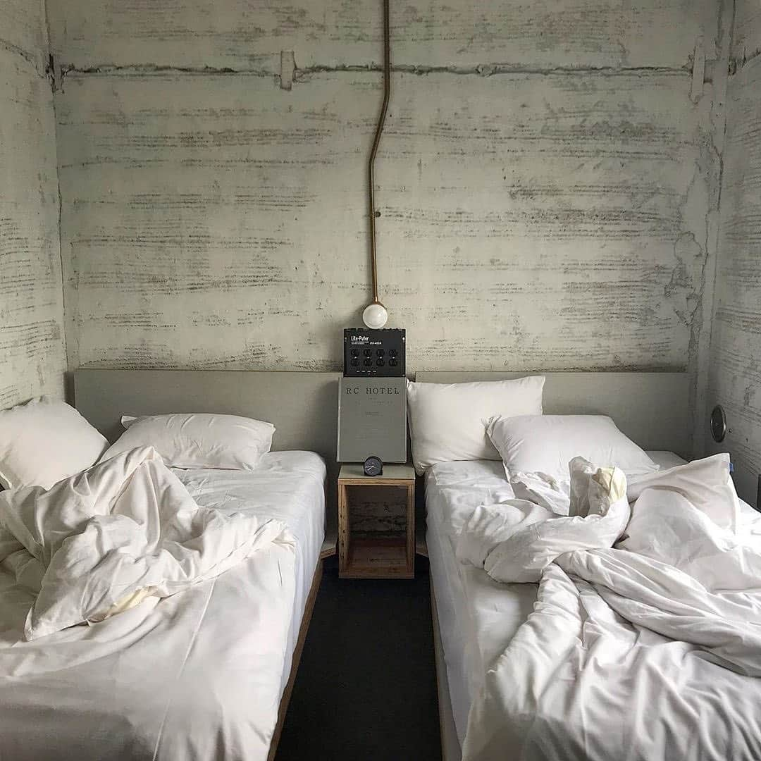 isutaさんのインスタグラム写真 - (isutaInstagram)「京都に行ったら泊まりたいホテル「RC Hotel 京都八坂」って知ってる？﻿ ﻿ ﻿ このホテル、もともとはアパートだった建物をリノベーションした“リノベホテル”なんです。だから、観光というよりも住んでいるような感覚で泊まることができるのだとか♡﻿ ﻿ ﻿ 部屋は白を基調としたナチュラルな雰囲気で過ごしやすく、また屋上からは京都の街が眺められるという一面も！﻿ ﻿ ﻿ リノベーションホテルなので築50年という歴史を感じられる建物が、京都で過ごす時間をさらに色濃いものにしてくれること間違いなしですよ ❤︎﻿ ﻿ ﻿ ///部屋タイプ///﻿ 部屋によって設定されているテーマが違うので、気になる部屋に泊まってみては？﻿ ﻿ ①Vegetation﻿ 1室1泊　1万6,000円〜（一人あたり8,000円）﻿ シングルベッド2つ﻿ ﻿ ﻿ ②Folk Handicraft﻿ 1室1泊　1万6,000円〜（一人あたり8,000円）﻿ シングルベッド2つ﻿ ﻿ ﻿ ③Art﻿ 1室1泊　1万6,000円〜（一人あたり8,000円）﻿ ダブルベッド1つ﻿ ﻿﻿ __________﻿﻿﻿ address：﻿〒605-0827 京都市東山区八坂上町370番地﻿ 電話番号：075-354-5406﻿ ﻿チェックイン：15時〜﻿ チェックアウト：〜11時﻿ カード利用可能﻿ @rchotelkyotoyasaka﻿ __________﻿﻿﻿ ﻿ ﻿ photo by﻿﻿﻿ @kai_sg_﻿ @ririko_ito﻿ @kyopidayo﻿ @re__nanp﻿ @ss03___23﻿ ﻿ ﻿ #isuta #イスタ #isuta_trip﻿ #京都ホテル #rchotelkyotoyasaka﻿ #rchotel #rchotelkyoto #rchotelyasaka﻿ #八坂ホテル #京都八坂ホテル #リノベーションホテル﻿ #リノベホテル #おしゃれホテル #京都旅行 #京都観光﻿ #ホテル暮らし #ホテル巡り #旅行好き﻿ #お洒落さんと繋がりたい #京都旅  #京都八坂 #rcホテル京都八坂」12月2日 18時55分 - isuta_jp