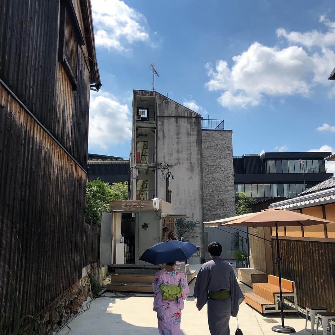 isutaさんのインスタグラム写真 - (isutaInstagram)「京都に行ったら泊まりたいホテル「RC Hotel 京都八坂」って知ってる？﻿ ﻿ ﻿ このホテル、もともとはアパートだった建物をリノベーションした“リノベホテル”なんです。だから、観光というよりも住んでいるような感覚で泊まることができるのだとか♡﻿ ﻿ ﻿ 部屋は白を基調としたナチュラルな雰囲気で過ごしやすく、また屋上からは京都の街が眺められるという一面も！﻿ ﻿ ﻿ リノベーションホテルなので築50年という歴史を感じられる建物が、京都で過ごす時間をさらに色濃いものにしてくれること間違いなしですよ ❤︎﻿ ﻿ ﻿ ///部屋タイプ///﻿ 部屋によって設定されているテーマが違うので、気になる部屋に泊まってみては？﻿ ﻿ ①Vegetation﻿ 1室1泊　1万6,000円〜（一人あたり8,000円）﻿ シングルベッド2つ﻿ ﻿ ﻿ ②Folk Handicraft﻿ 1室1泊　1万6,000円〜（一人あたり8,000円）﻿ シングルベッド2つ﻿ ﻿ ﻿ ③Art﻿ 1室1泊　1万6,000円〜（一人あたり8,000円）﻿ ダブルベッド1つ﻿ ﻿﻿ __________﻿﻿﻿ address：﻿〒605-0827 京都市東山区八坂上町370番地﻿ 電話番号：075-354-5406﻿ ﻿チェックイン：15時〜﻿ チェックアウト：〜11時﻿ カード利用可能﻿ @rchotelkyotoyasaka﻿ __________﻿﻿﻿ ﻿ ﻿ photo by﻿﻿﻿ @kai_sg_﻿ @ririko_ito﻿ @kyopidayo﻿ @re__nanp﻿ @ss03___23﻿ ﻿ ﻿ #isuta #イスタ #isuta_trip﻿ #京都ホテル #rchotelkyotoyasaka﻿ #rchotel #rchotelkyoto #rchotelyasaka﻿ #八坂ホテル #京都八坂ホテル #リノベーションホテル﻿ #リノベホテル #おしゃれホテル #京都旅行 #京都観光﻿ #ホテル暮らし #ホテル巡り #旅行好き﻿ #お洒落さんと繋がりたい #京都旅  #京都八坂 #rcホテル京都八坂」12月2日 18時55分 - isuta_jp