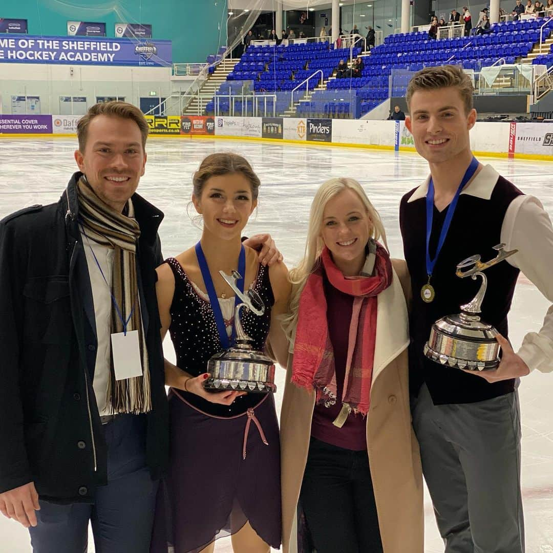 ペニー・クームズのインスタグラム：「British Junior Ice Dance Champions 🥇 . . . We are so proud of you two! ♥️ . . . #proud #ice #dance #icedance #dedication #figureskating #british #britishchampion #britishchampions #1 #1st #champs #lovemyjob #athlete #coach #teamwork #iceworks #iglooicerink」