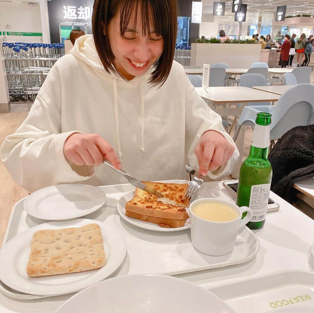 増澤璃凜子さんのインスタグラム写真 - (増澤璃凜子Instagram)「12月始まったんですね。 . 月末と月初めを初めましての現場で過ごして 長丁場の撮影終わりにIKEAに行きました！ . オランダに住んでいた時はしょっちゅう家族で 行っていたけど、日本で行くのは初めてで 懐かしい気持ち、、そしてIKEAのご飯 とても安いのにとても美味しい。 ラガービールとミートボールで 永遠といける気がしましたよ👼👼 2日間一緒だった竹内ももこちゃんと🍑🍞 #IKEA #イケア #hellodecember」12月2日 19時01分 - ririkomasuzawa