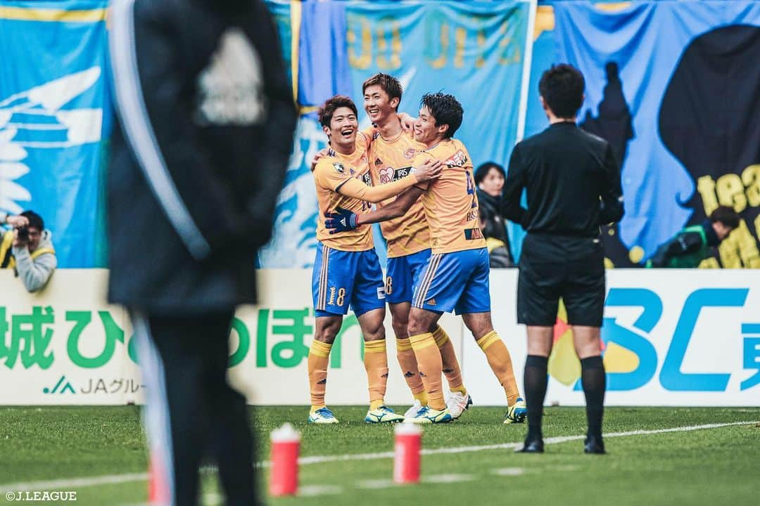 Ｊリーグさんのインスタグラム写真 - (ＪリーグInstagram)「Play Back JLEAGUE⚽️📸﻿ ﻿ 🏆#明治安田生命Ｊ１リーグ 第３３節﻿ 印象的なシーンをプレイバック🔥﻿ ﻿ #Ｊリーグ ﻿ #jleague﻿ ﻿ #ベガルタ仙台 #長沢駿﻿ #ヴィッセル神戸 #藤本憲明﻿ #FC東京  #横浜Fマリノス #仲川輝人﻿ #湘南ベルマーレ #中川寛斗﻿ #ジュビロ磐田 #八田直樹﻿ #ガンバ大阪 #アデミウソン﻿ #セレッソ大阪 #柿谷曜一朗﻿ #北海道コンサドーレ札幌 #ジェイ﻿ #soccer #football #⚽️」12月2日 19時03分 - jleaguejp