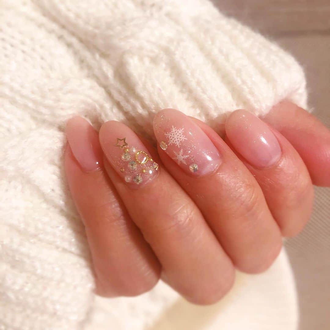 南條早紀のインスタグラム：「クリスマスネイル🎄 . 12月になりました。 今年も残すところ1ヶ月！ 早いものです…。 . 久しぶりにネイルUP♪ 寒くなってきたなあ、と大好きな 雪の結晶モチーフ❄️ クリスマスもあるしな🤔 ということ薬指にはツリー🎄 . 仕事柄、手元が映ったときに 主張しすぎないように 肌に馴染む色にしていただいています💡 . 大きなクリスマスツリー、 お部屋に欲しいな…と思いながらも なかなか勇気が出ないので、 今年のクリスマスは指先のツリーを眺めて 満たされたいと思います🤤笑 . 師走、なにかと忙しいですが 元気に過ごせますように✨ . . #ネイル #ネイルデザイン #冬ネイル #ナチュラルネイル #nail #ジェルネイル #マオジェル #雪の結晶 #雪の結晶ネイル #クリスマスネイル #クリスマス #オフィスネイル #シンプル #シンプルネイル #オフィスネイルの限界点を探し中 #ネイル好き #趣味 #癒し #可愛い #かわいい」