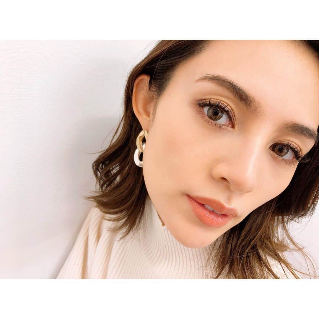 渡辺知夏子さんのインスタグラム写真 - (渡辺知夏子Instagram)「髪色、ヘアメイク、まつ毛、 自分的にベストバランス🧡📸 . 最近、極細ハイライトをこめかみから耳上の内側に入れました。 アレンジした時や耳かけした時に透け感が出て軽やかになります✨ . まつ毛もエクステ綺麗につけたばかりで👍✨ 細いの沢山つけてるので上は全然マスカラしません✨ 下はマスカラしてます！ . 今季はアースカラーのファッションに、オレンジベージュのリップめちゃ合うね🧡 このくらいのメイク私服にもバッチリだ👍  #ヘアメイク　#ヘアカラー　#ヘアカラーベージュ　#shooting  #ジューシーメイク」12月2日 19時05分 - chikako_724