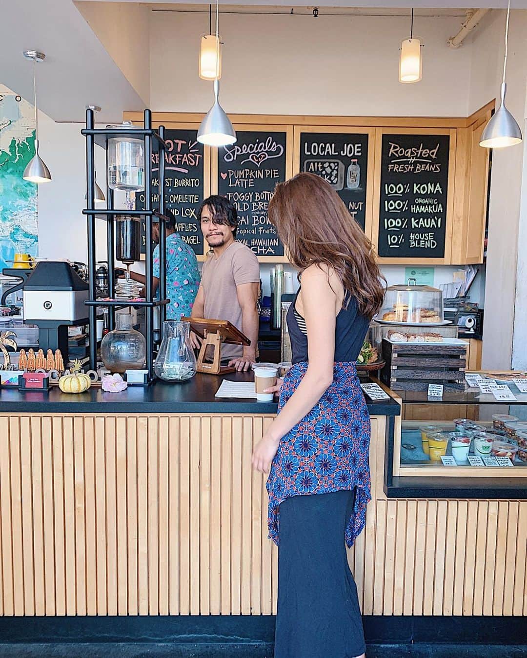 唯可（yuika）さんのインスタグラム写真 - (唯可（yuika）Instagram)「ハワイでコーヒーブレイク☕︎ ダウンタウンのここのカフェは @localjoehi  自分のお気に入りの写真を携帯でエアドロするとそのままそれをコーヒーに描いてくれるの🥺🧡 . 店員さんもみんなオシャンティで いるだけでやっぱり写真が映えます(2枚目) . . #hawaii#downtown#coffee#coffeebreak#hawaiistagram#hawaiitrip#cafe」12月2日 19時07分 - yu.i.k.a