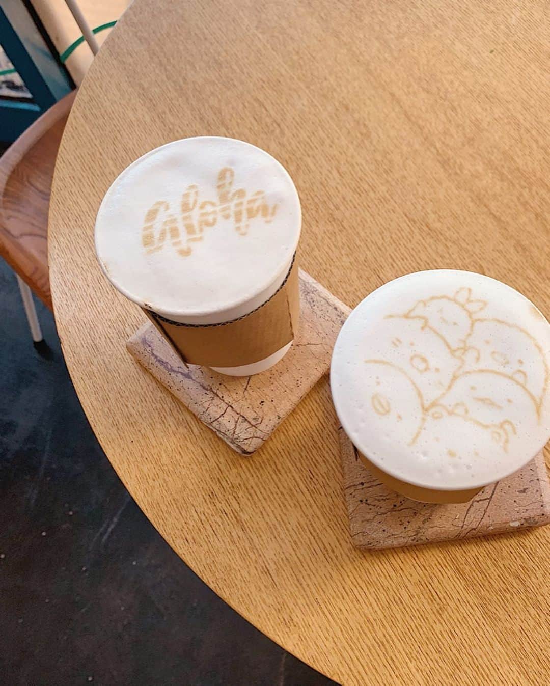 唯可（yuika）さんのインスタグラム写真 - (唯可（yuika）Instagram)「ハワイでコーヒーブレイク☕︎ ダウンタウンのここのカフェは @localjoehi  自分のお気に入りの写真を携帯でエアドロするとそのままそれをコーヒーに描いてくれるの🥺🧡 . 店員さんもみんなオシャンティで いるだけでやっぱり写真が映えます(2枚目) . . #hawaii#downtown#coffee#coffeebreak#hawaiistagram#hawaiitrip#cafe」12月2日 19時07分 - yu.i.k.a