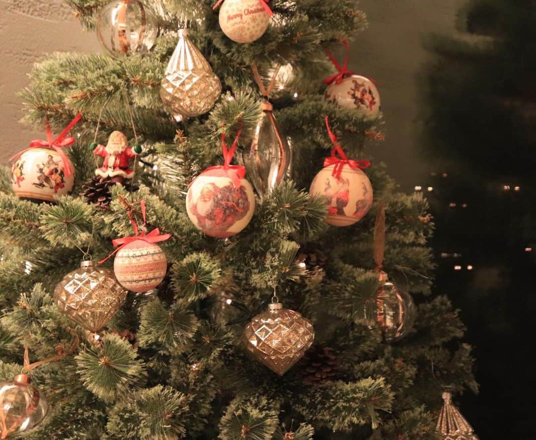 ムクリ［mukuri］さんのインスタグラム写真 - (ムクリ［mukuri］Instagram)「手紙よサンタに届け！一本のツリーに集う物語〜クリスマスを楽しむ（ak___igさん／あの人の暮らしが素敵な理由）〜﻿ ﻿ いよいよ12月。﻿ 街もクリスマスムードが高まって来て、おうちのインテリアもツリーを出したり小物を飾ったりと、クリスマスまでの期間は大人もこどももワクワクしますよね〜﻿ ﻿ akiさんのクリスマスインテリアはあえてツリーのみ！﻿ “クリスマス時季、コカコーラのCMに出てきそうなツリー”﻿ というテーマのもと、クラシカルでどこか懐かしい雰囲気をオーナメントで演出しています。﻿ ﻿ クリスマスを最大限に楽しめるように絵本を使ってクリスマスのお話を読み聞かせたり、クリスマスまでお子さんたちが楽しみにその日を待てるように工夫をしたりと、akiさんのクリスマスの楽しみ方は視覚だけでなく体験できるということを大切にされています。﻿ ﻿ クリスマスのお楽しみの一つでもあるプレゼントのお願いする手段はお子さんたちが書いたお手紙。﻿ ﻿ ツリーの足下に置いておき、サンタさんが持っていったように演出するなど、とっても楽しそうですね♪今年はお手紙にどんな想いが込められているのでしょうか？﻿ ﻿ クリスマスが待ち遠しくなるコラムをぜひご覧下さいね！﻿ ﻿ specialthanks﻿ @ak___ig ・﻿ （編集：megu）﻿ ﻿ ▶詳細はプロフィールのURLよりご覧ください﻿ プロフィールはこちら﻿ @mukuri_official ・﻿ ﻿ ﻿ ﻿ #クリスマス #オーナメント #クリスマス飾り #クリスマスツリー #クリスマス準備 #christmas #xmas #キッチン #リビング #ダイニング#マイホーム計画 #マイホーム記録 #家づくり #おうち #住まい #新築 #新築一戸建て #注文住宅 #インテリア #interior #2階リビング #マンションインテリア #賃貸インテリア #北欧インテリア #モダンインテリア #丁寧な暮らし #暮らしを楽しむ #日々の暮らし #くらしの編集 #ムクリ﻿」12月2日 19時07分 - mukuri_official
