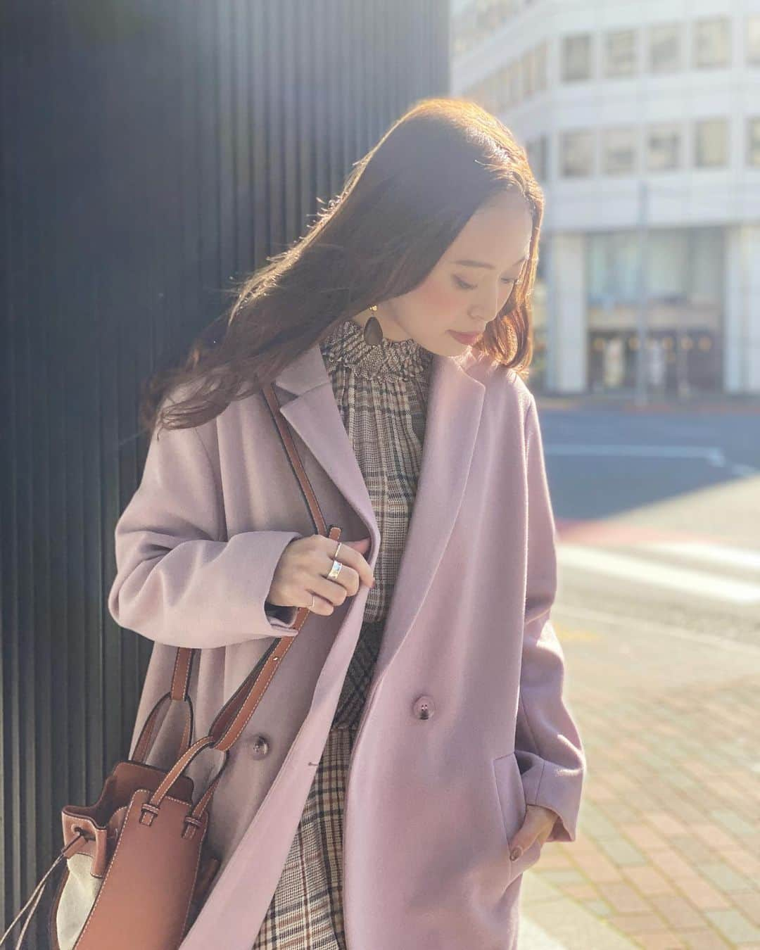 ECLIN(エクラン)さんのインスタグラム写真 - (ECLIN(エクラン)Instagram)「《 recommend item 》 . ダブルロングコート beige/pink/green ¥14,300 tax in . フロントをかっちりとしたダブルボタンに仕上げ、洗練された女性らしさ漂うロングコート。  シンプルかつスタイリッシュなデザインは、オトナ女子のワードローブに取り入れたいアイテムです。  ベーシックかつロング丈で、ボトムを選ばずお使いいただけます。  ECLINらしさのあるニュアンシーな色みのボタンは、ウエスト位置を高く見せ、美しいスタイルアップを自然と演出してくれます。 . (WEB STOREはTOPのURLからご覧ください。) . #ECLIN #エクラン #prewinter #19winter #winter #recommend #newin #fashion #冬 #冬服 #新作 #ファッション #コーディネート」12月2日 19時07分 - eclin_official